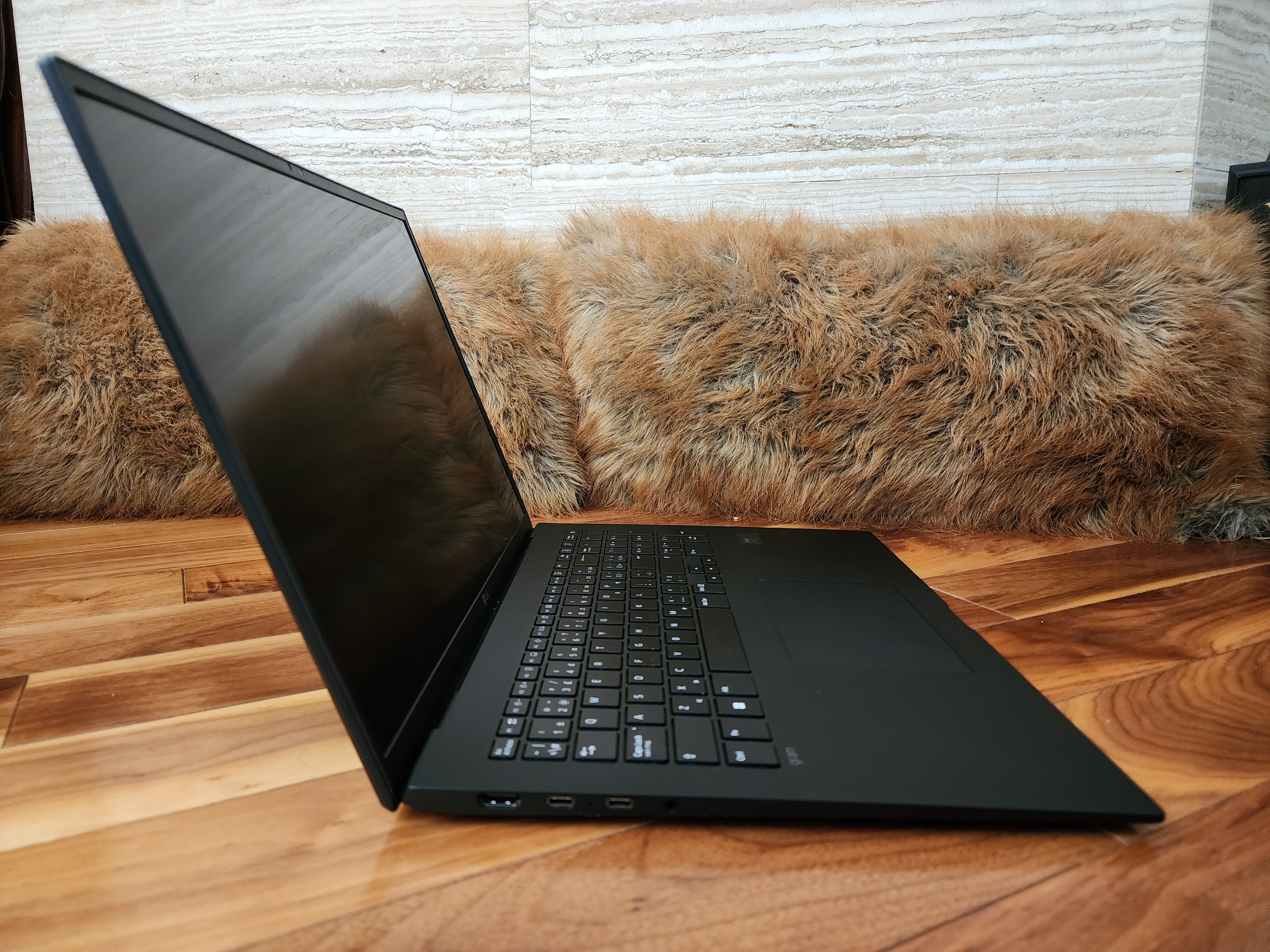 LG Gram 17 Inch (i7, 16GB RAM, 1TB SSD) - photo 5