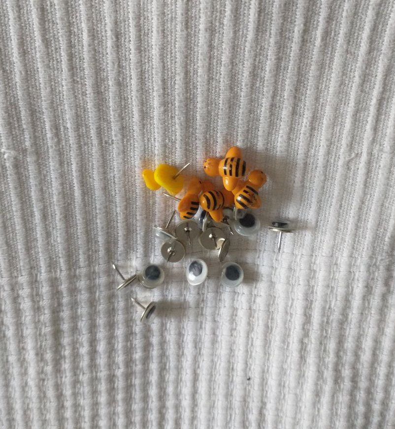 Novelty Thumb Tacks - photo 2