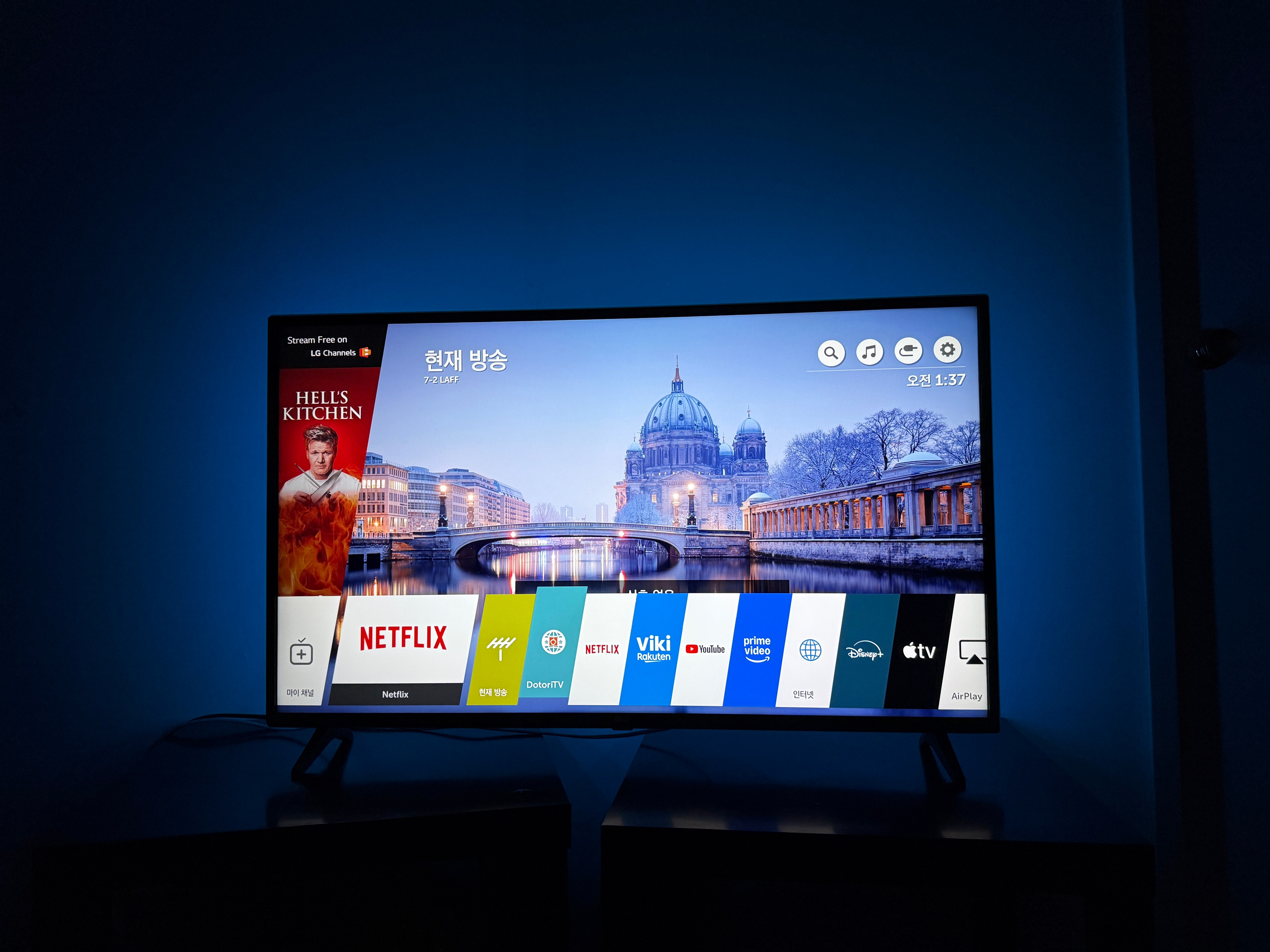 LG 43" 4K Smart TV + LED Backlight & Logitech Keyboard