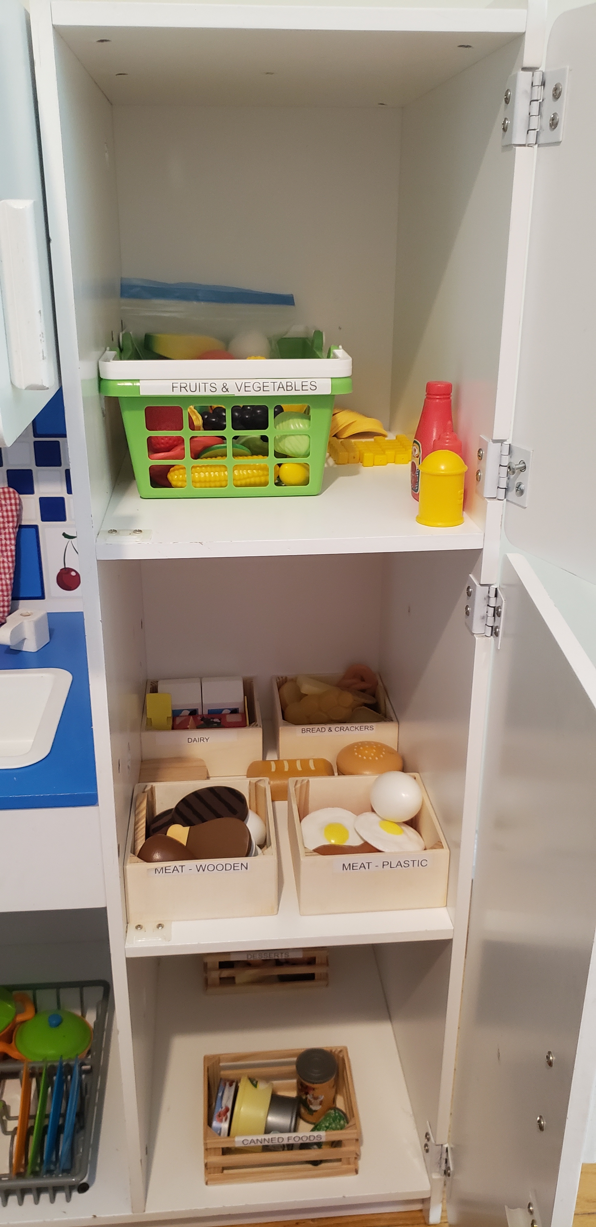 Melissa & Doug Wooden Play Kitchen with Accessories - photo 3