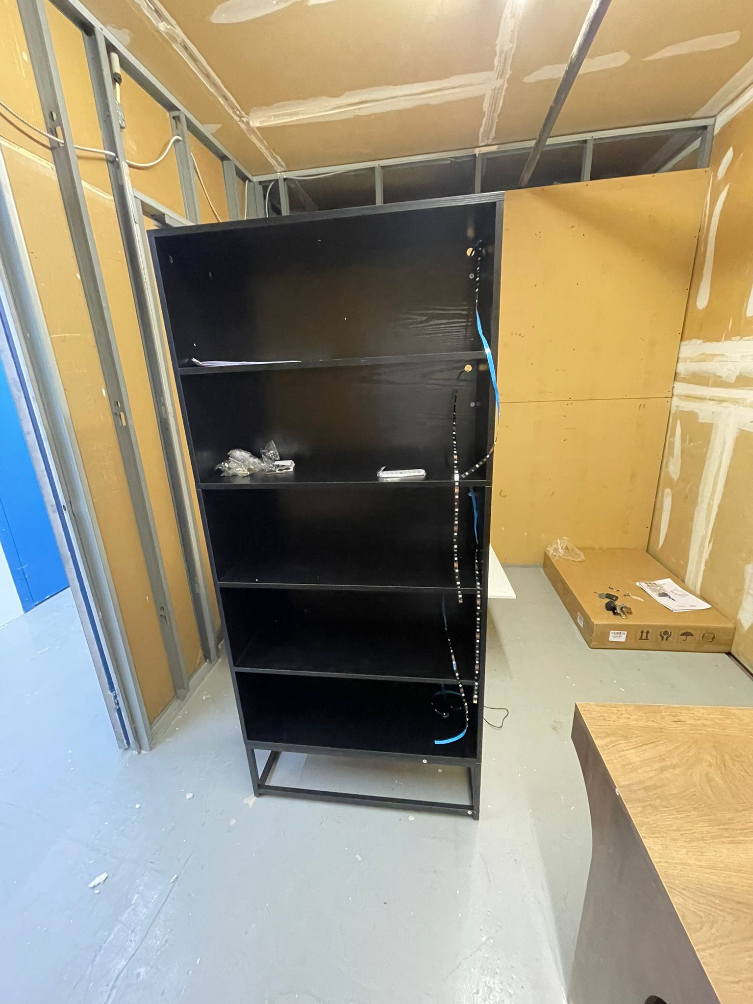 Modern LED Bookshelf Display Shelf – Brand New - photo 3