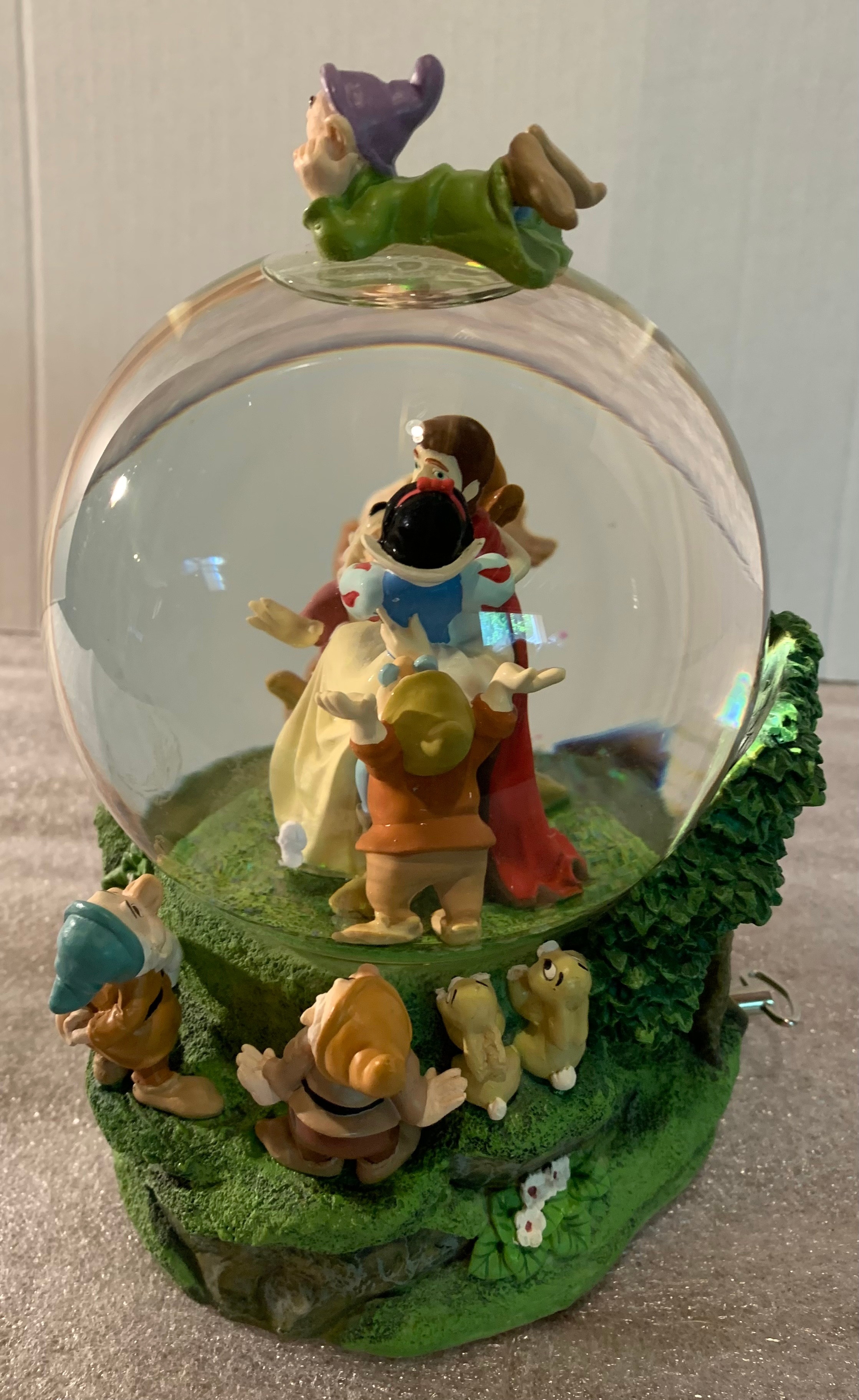 Disney Snow White & 7 Dwarf Musical Snow Globe - photo 2