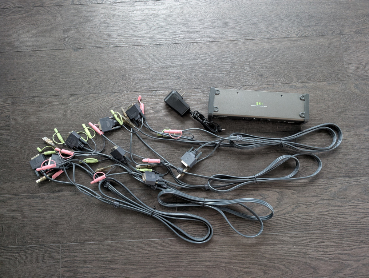 IOGear GCS1104 4-Port DVI KVM switch with audio - photo 2