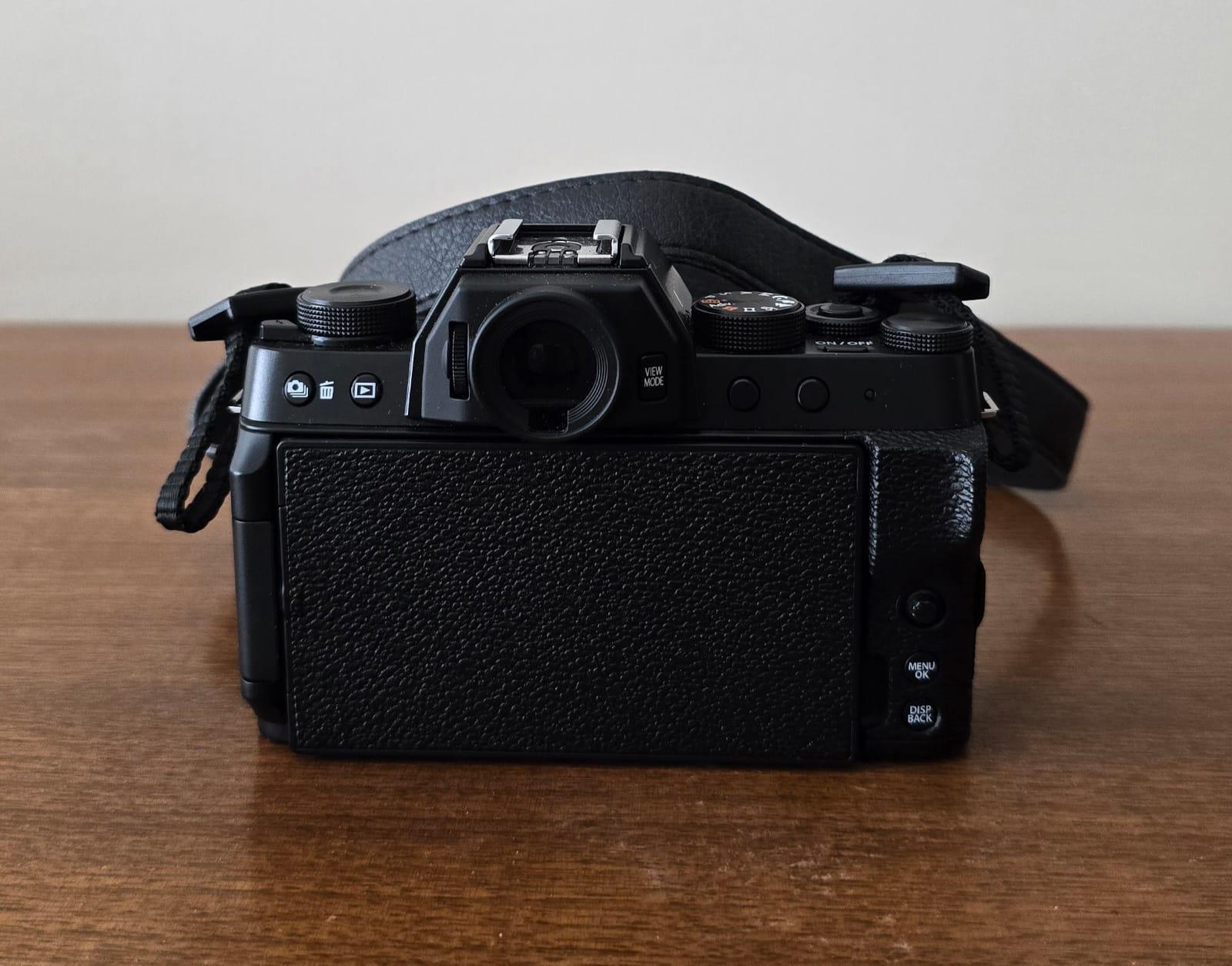 Fujifilm X-T200 Mirrorless Camera – Mint Condition - photo 2