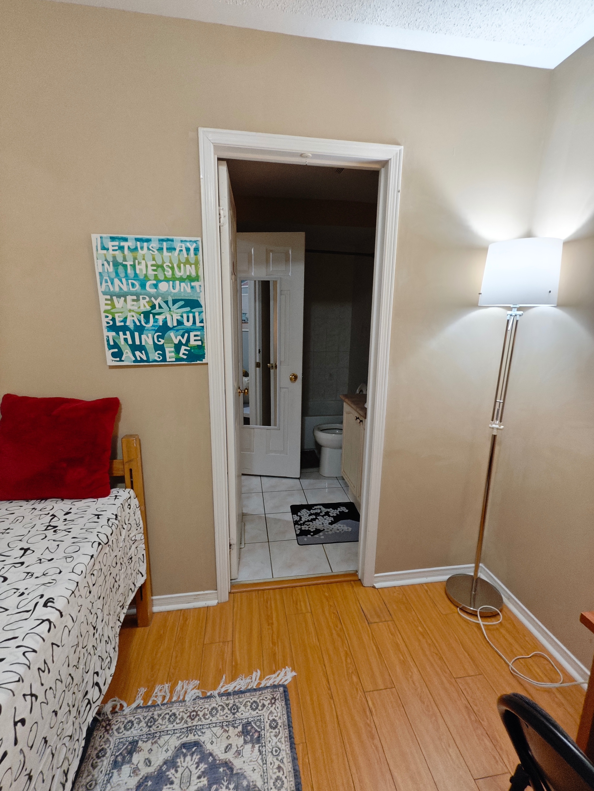 【female only】York Uni. 1 room shared washroom - photo 2