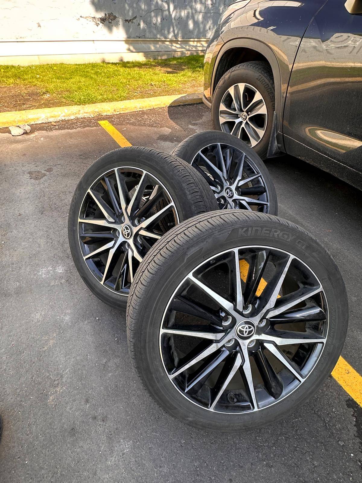 2024 Toyota Camry SE OEM 18" Wheels & Tires