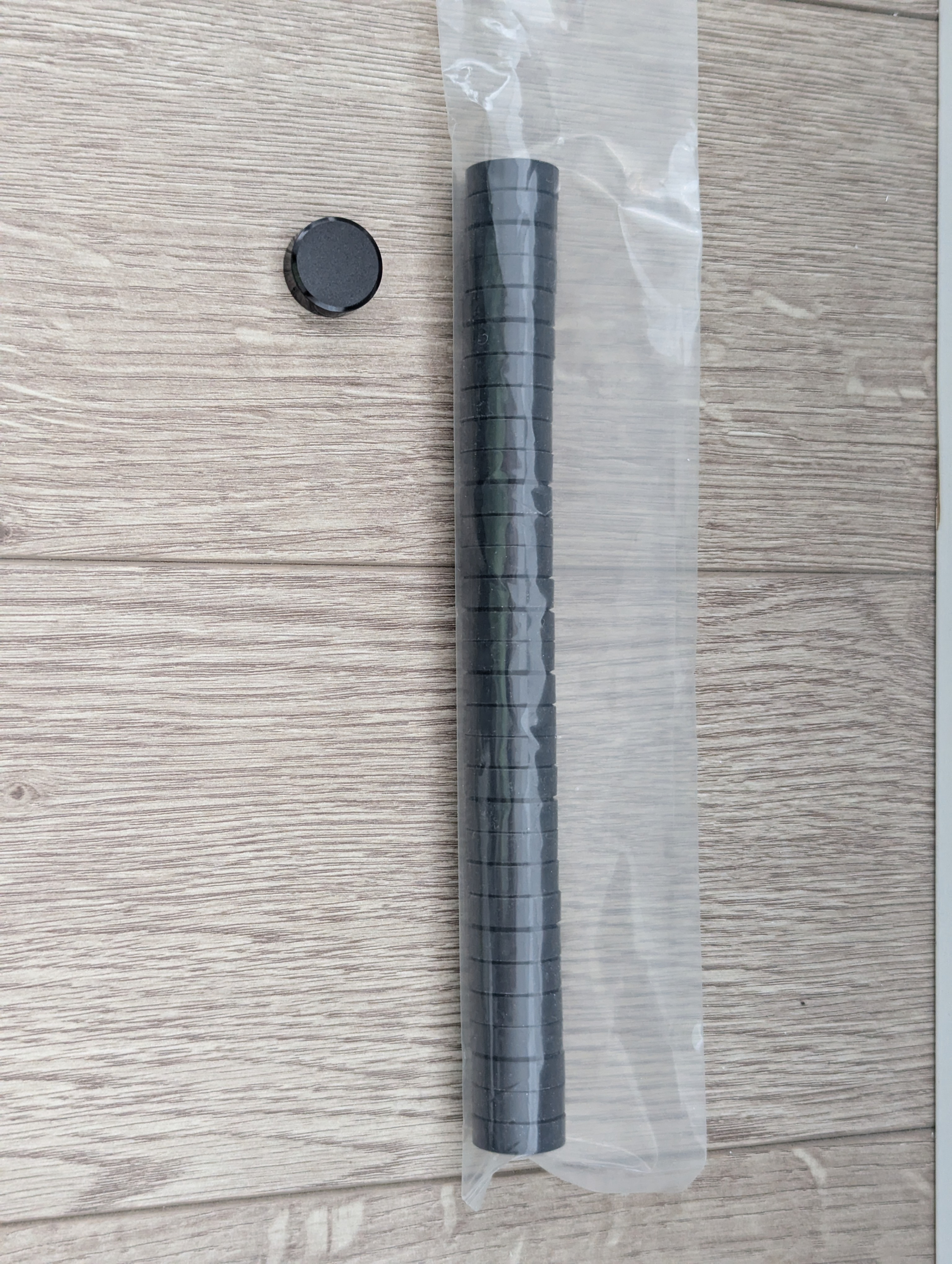 32 Round Magnets - 2 cm Diameter