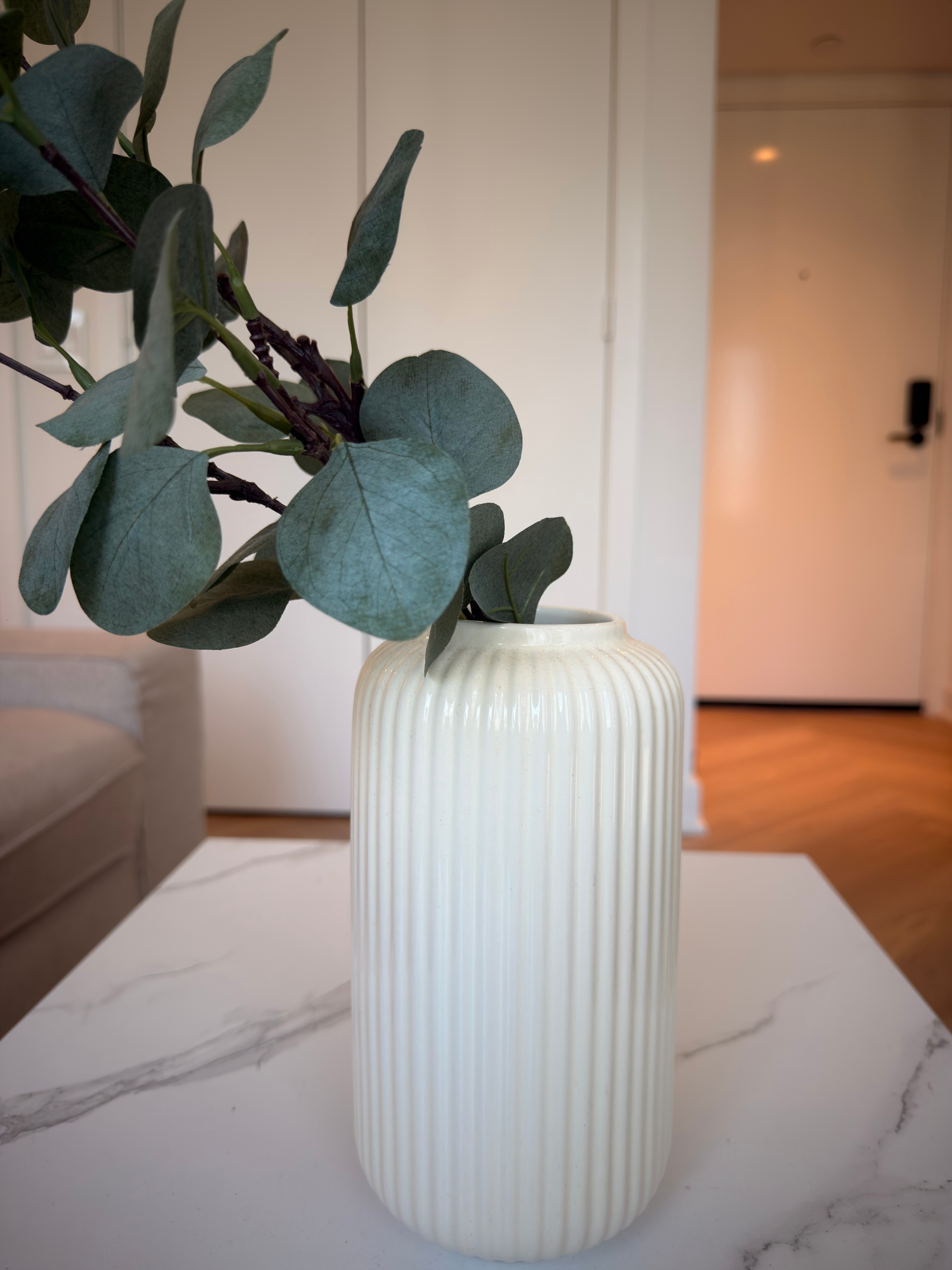 🌿 Elegant Vase with Artificial Eucalyptus Leaves- Like New - photo 3