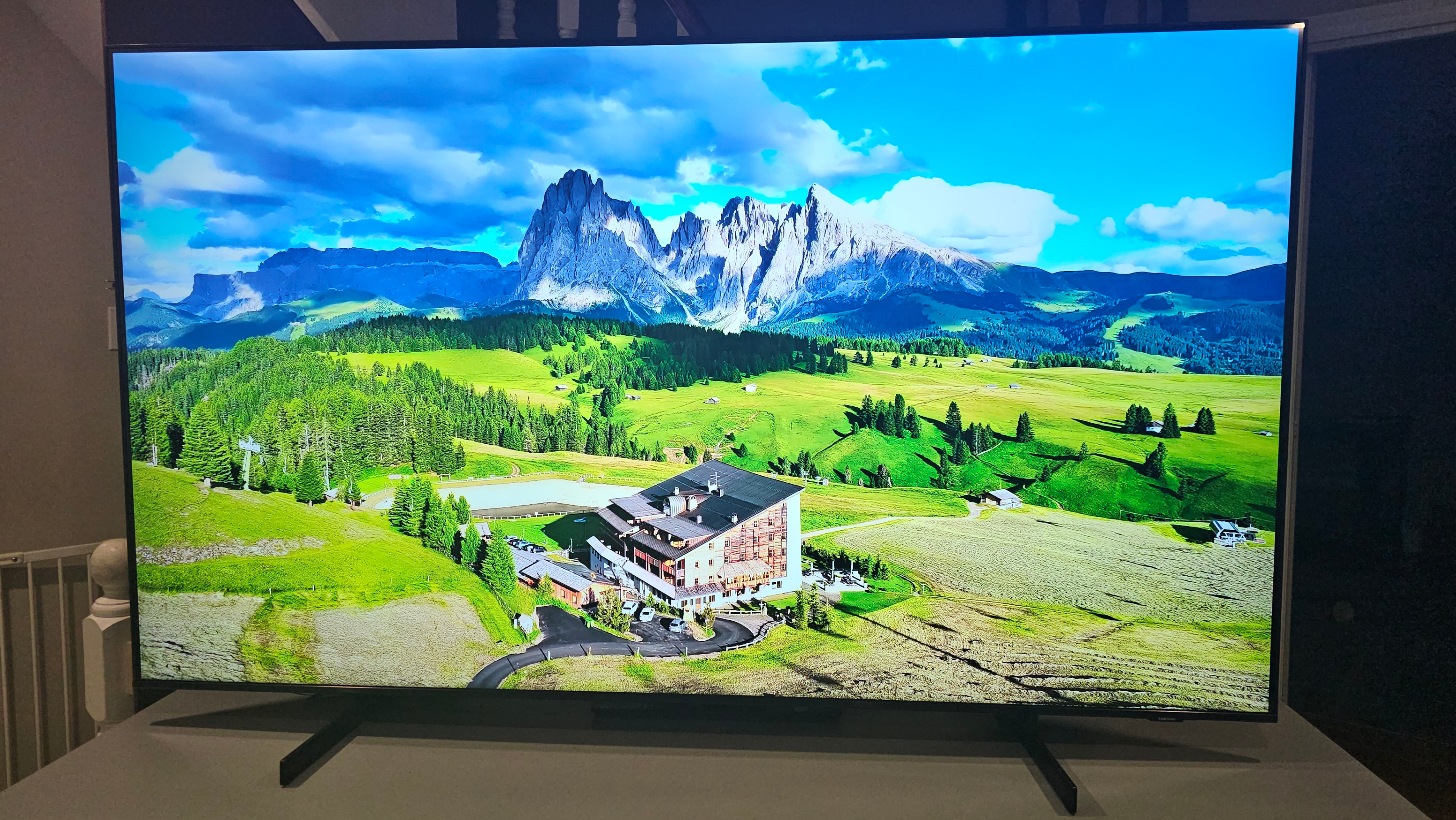 75" Samsung smart 4K like new TV (UN75AU8200) - photo 4
