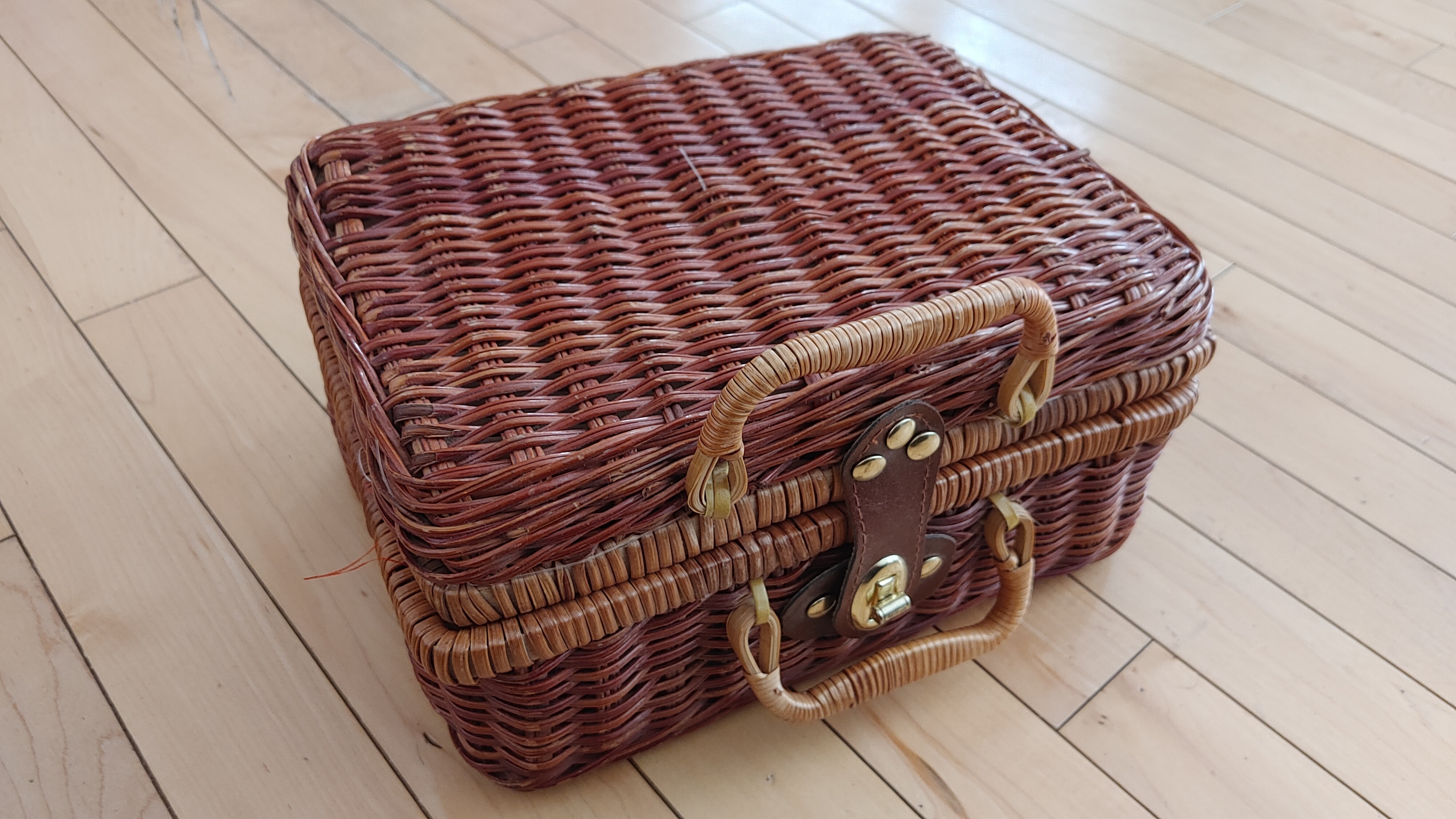 Wicker Picnic Basket with Toy Tea Set - photo 4