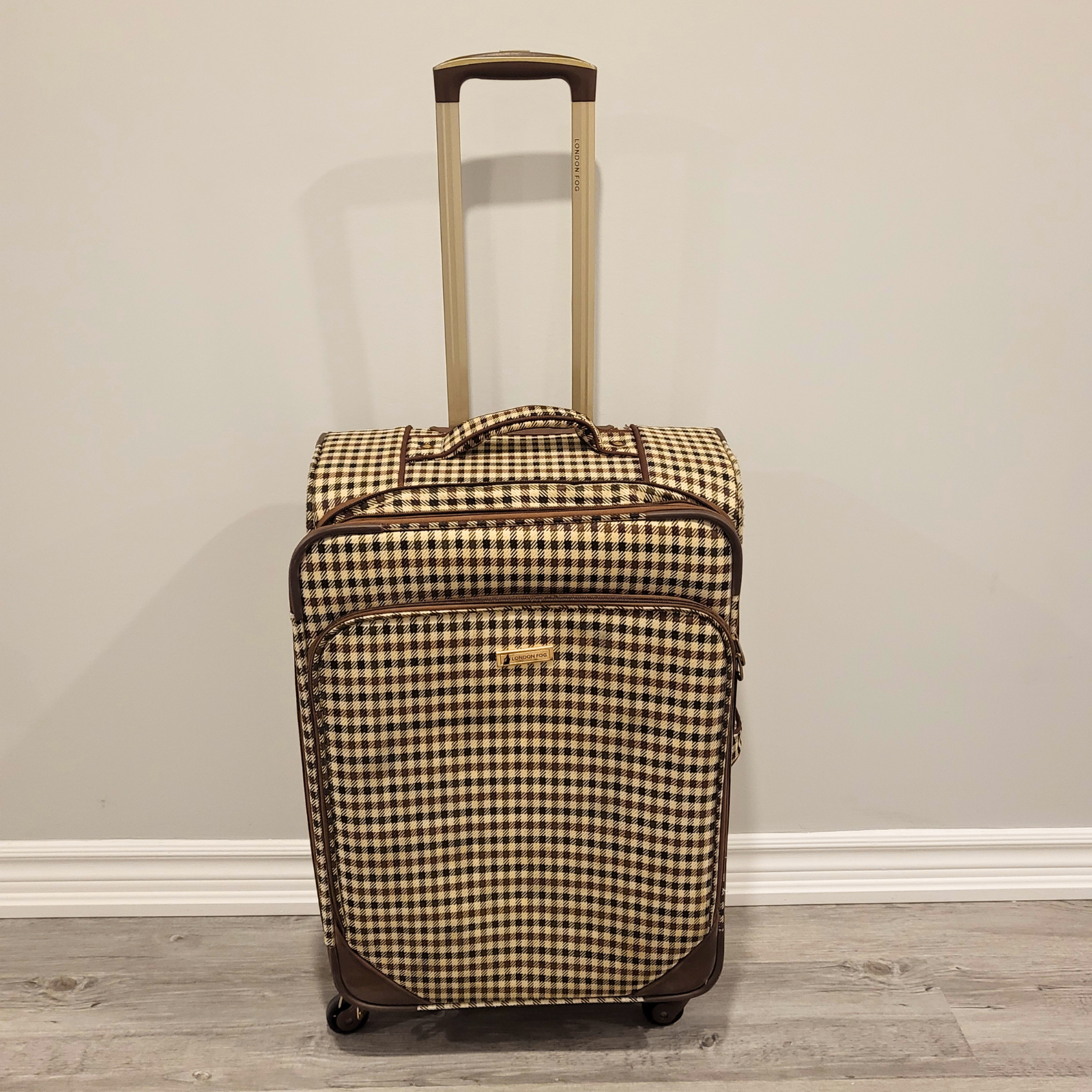 London Fog - 24” Lightweight Stitched Suitcase - Pre-Loved! 🧳 - photo 2