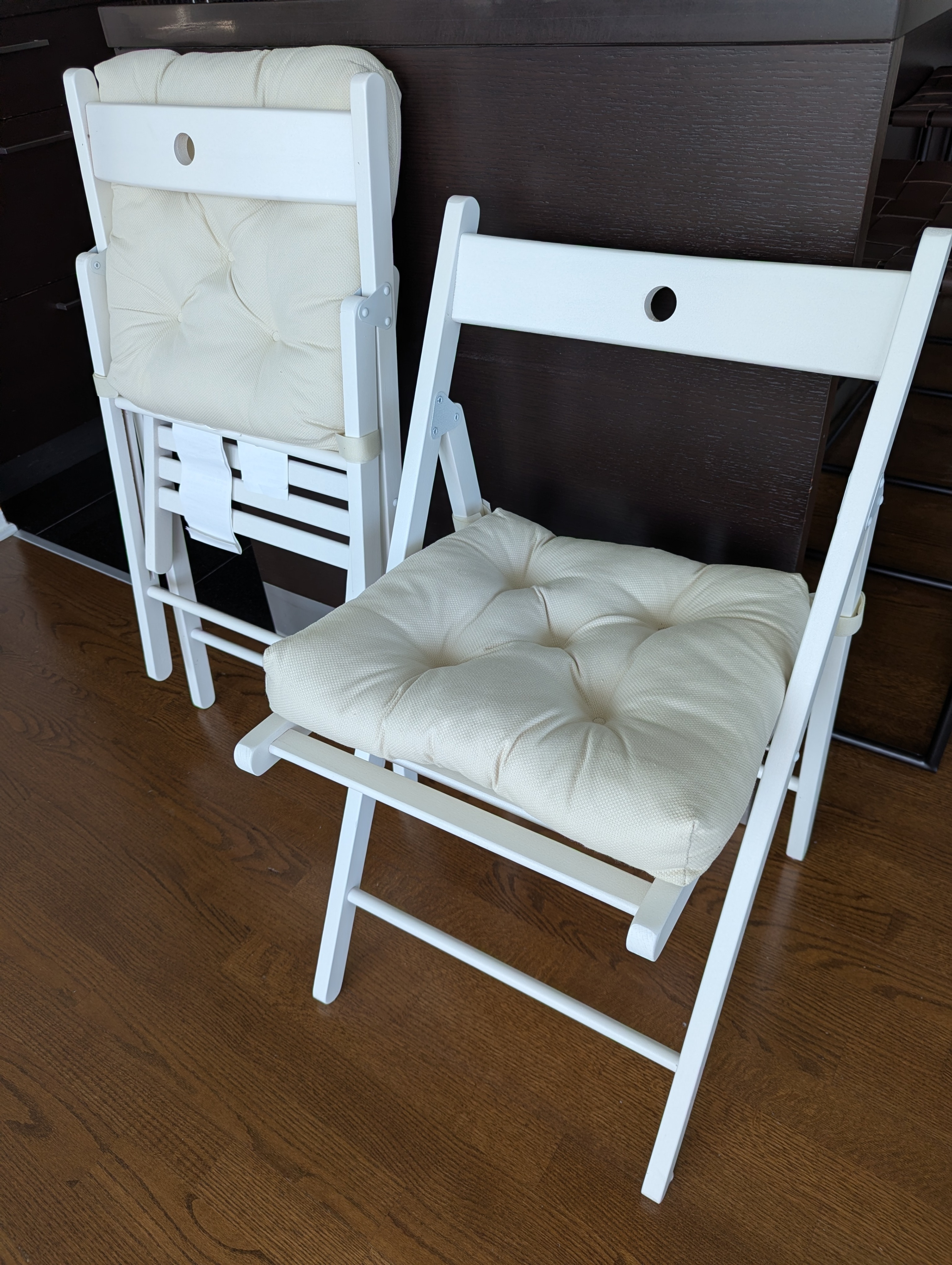4 foldable lawn chairs with cushions