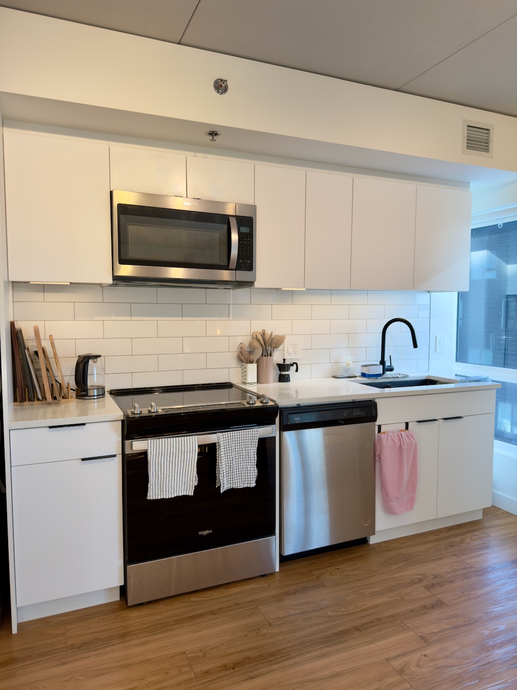 LEASE TRANSFER - 1 BDRM LUXURY APARTMENT, ALL UTILITIES INCLUDED - photo 3