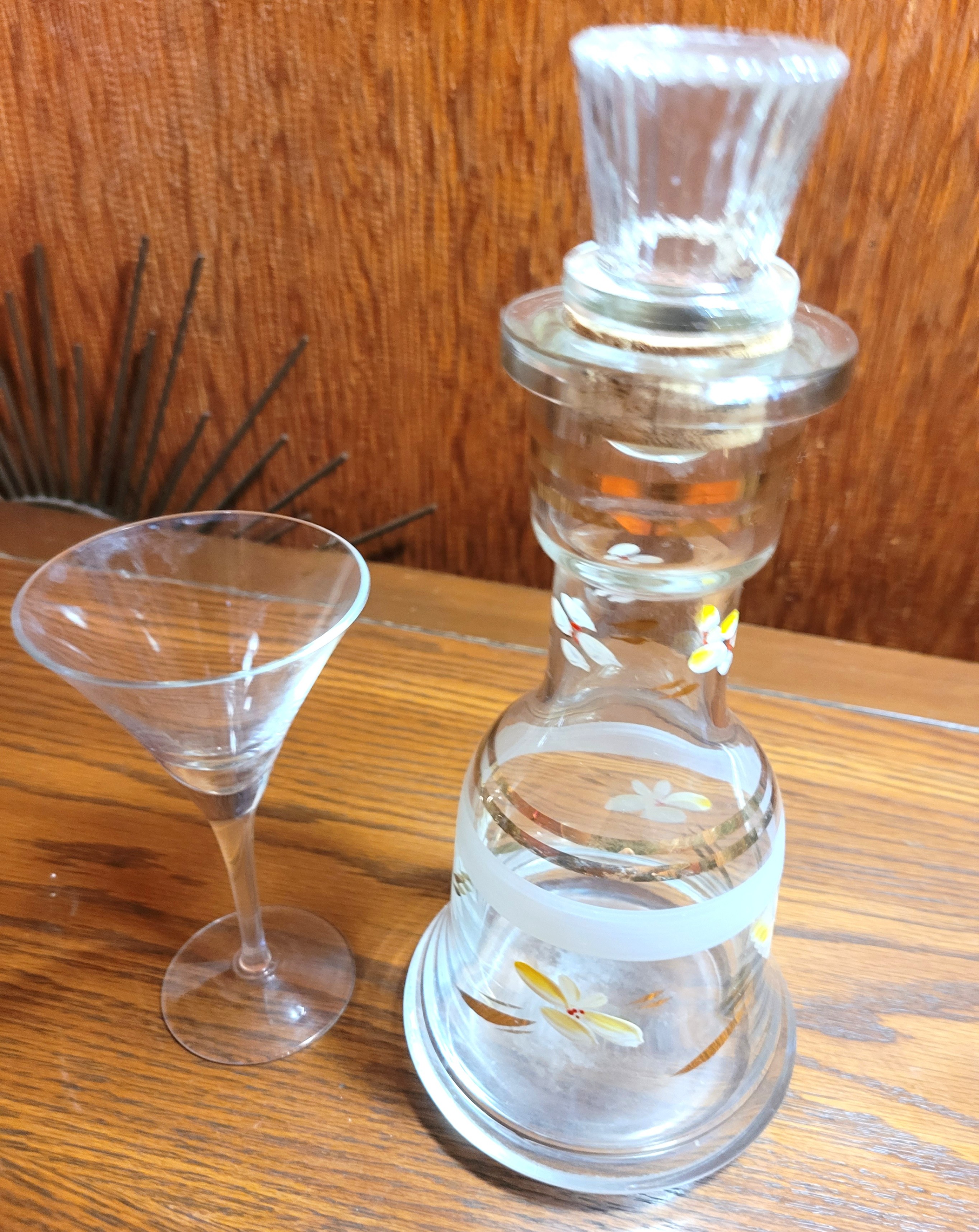 Circa 1960 Hand Painted Floral Glass Decanter 3 Cocktail Glasses - photo 4