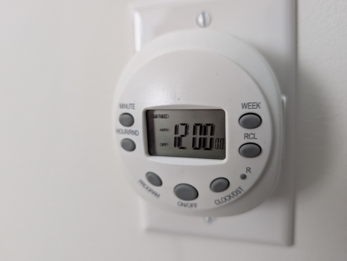 Wall socket digital timer