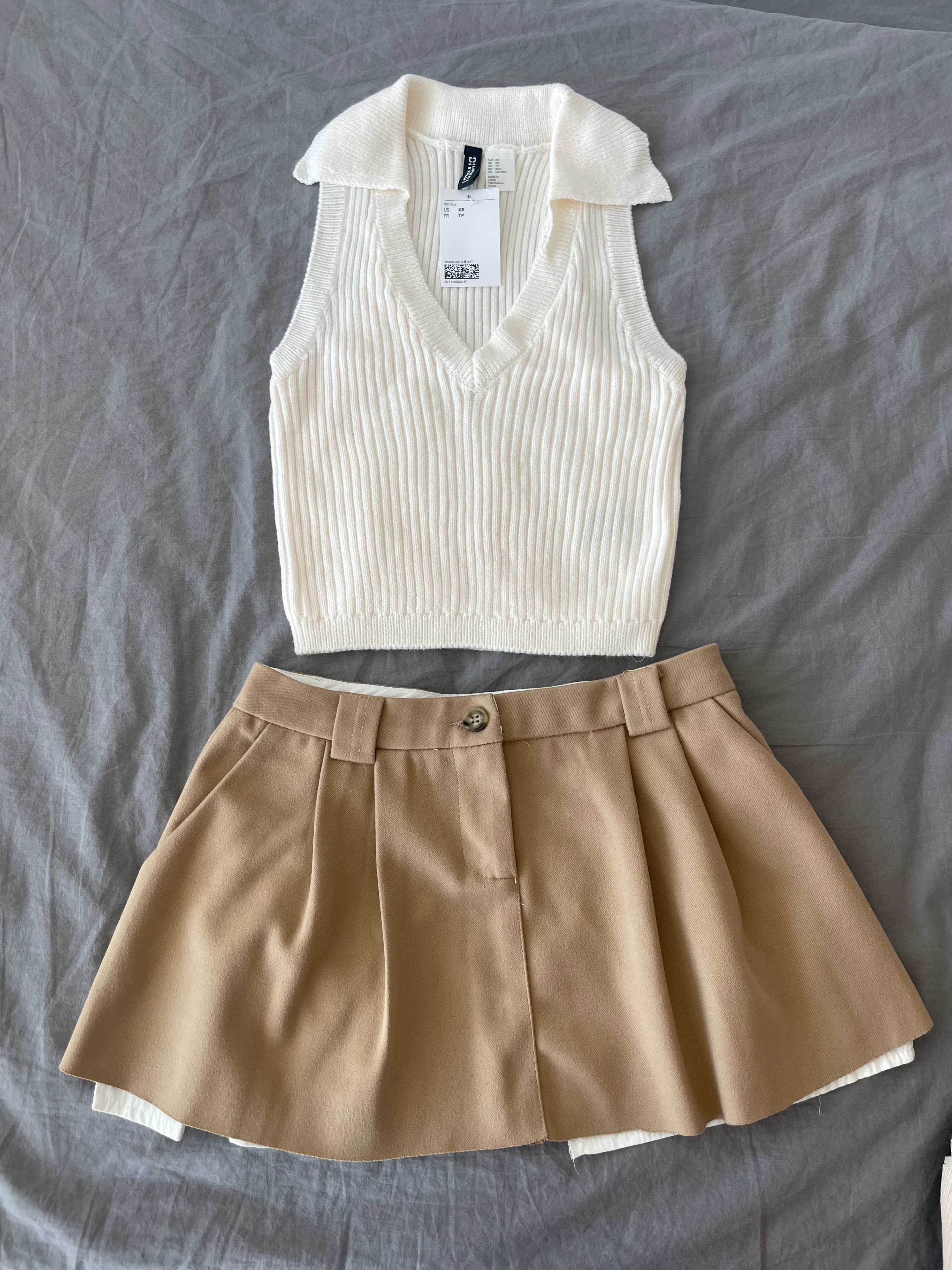 H&M Divided White Ribbed Collared V-Neck Sweater Vest - XS
