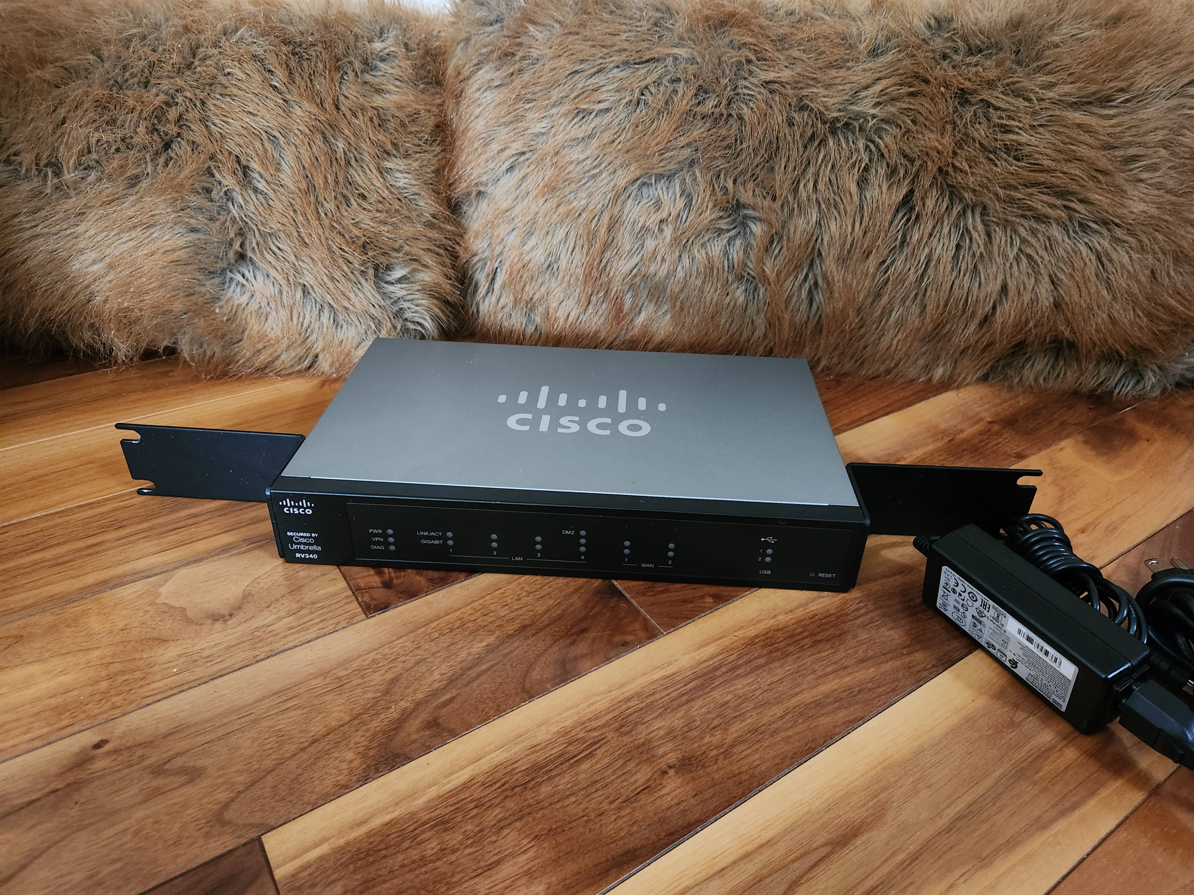 Cisco RV340 Dual Wifi Router - photo 3