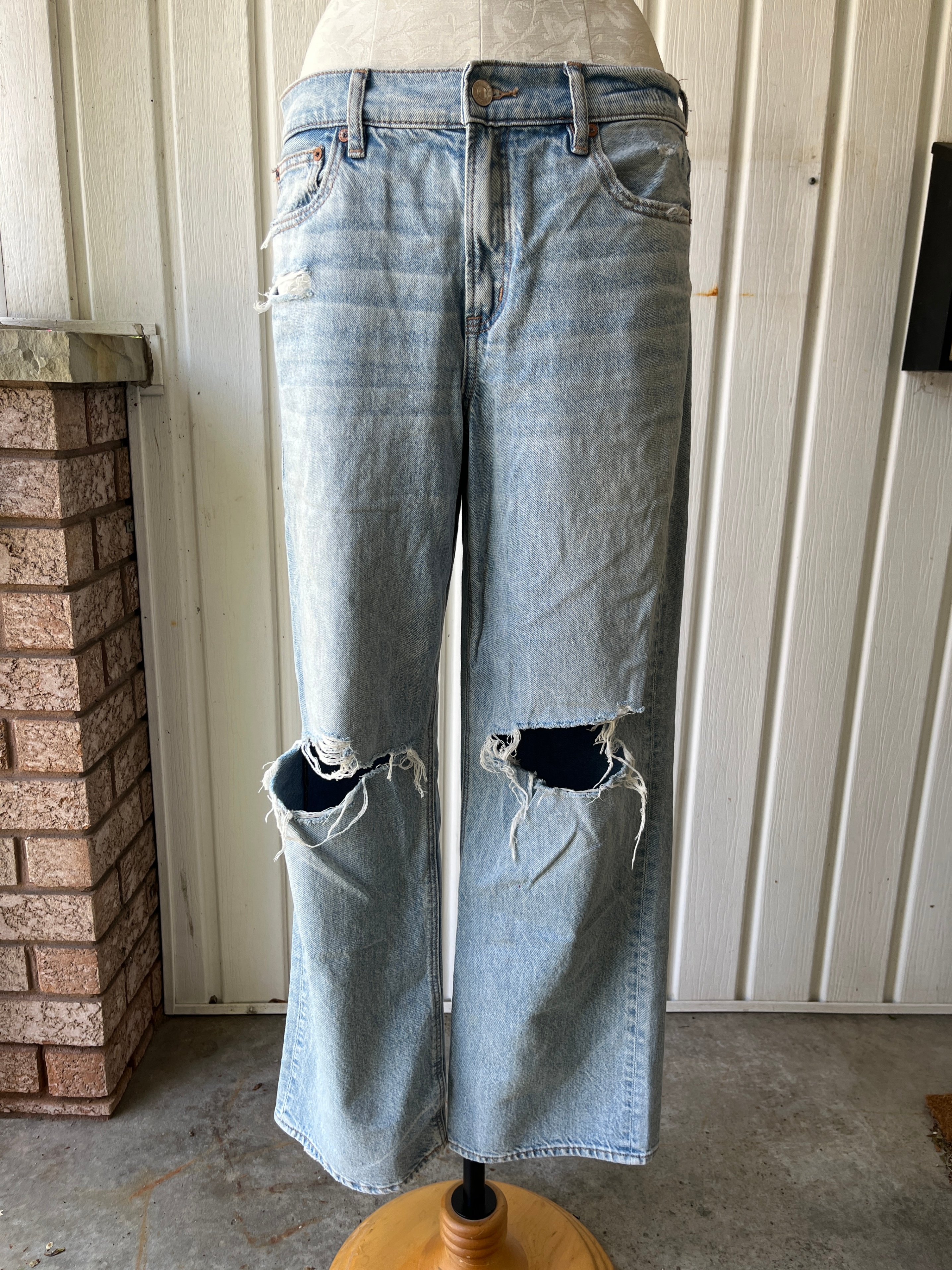 American Eagle light wash ripped wide leg jeans