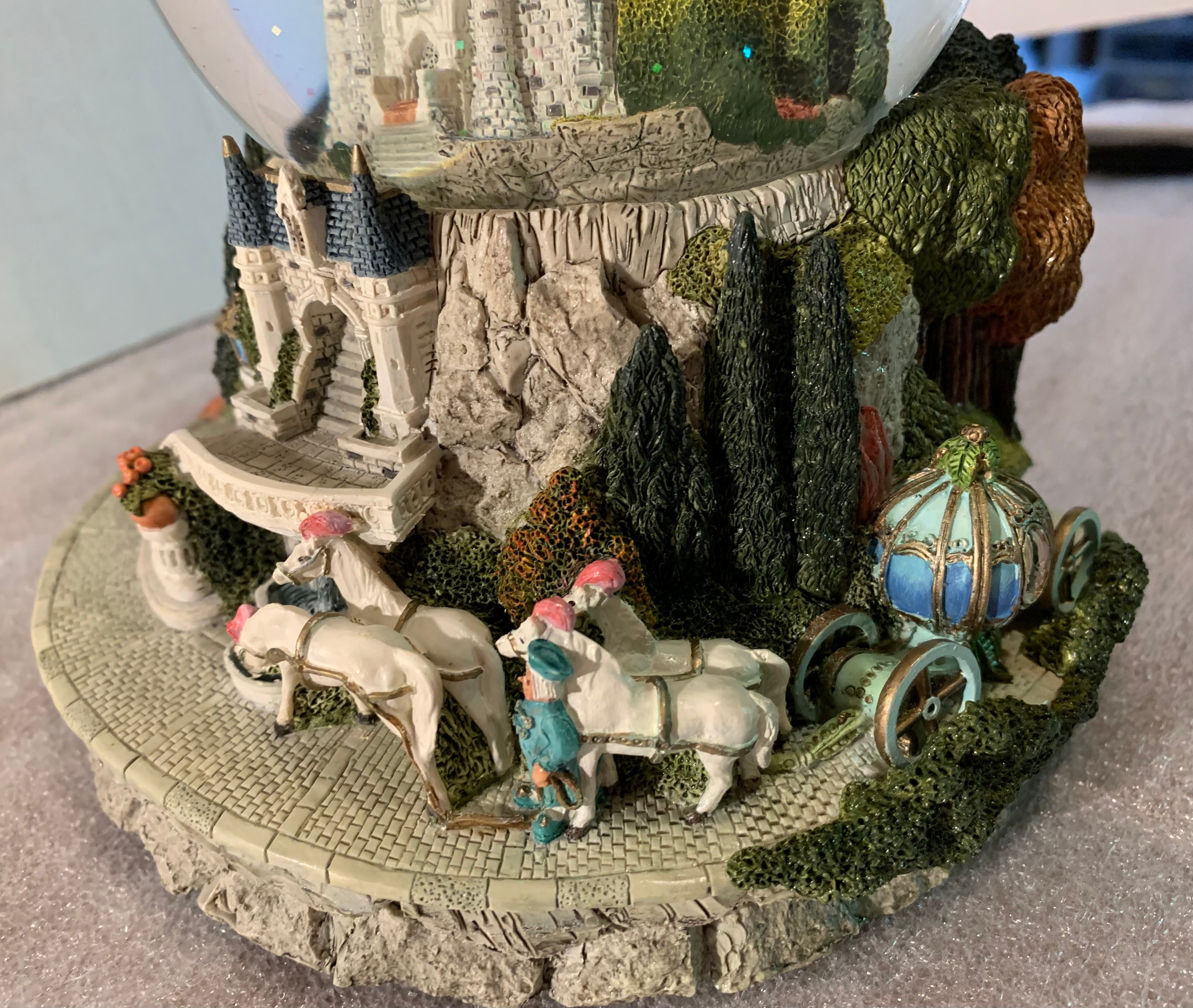 Disney Cinderella Castle Snow Globe - photo 2