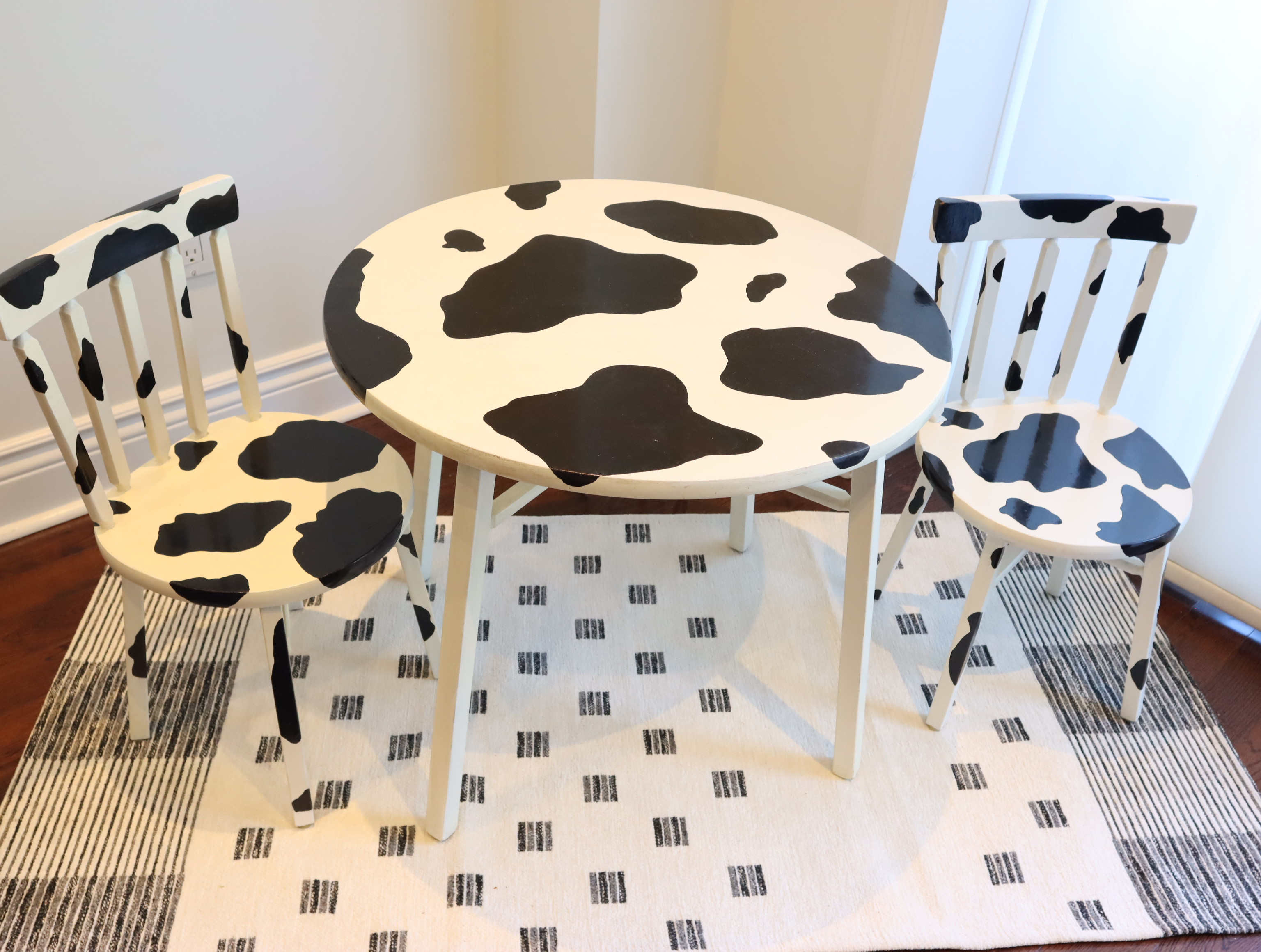Children's Cow Pattern Circular Table and Chairs - photo 5