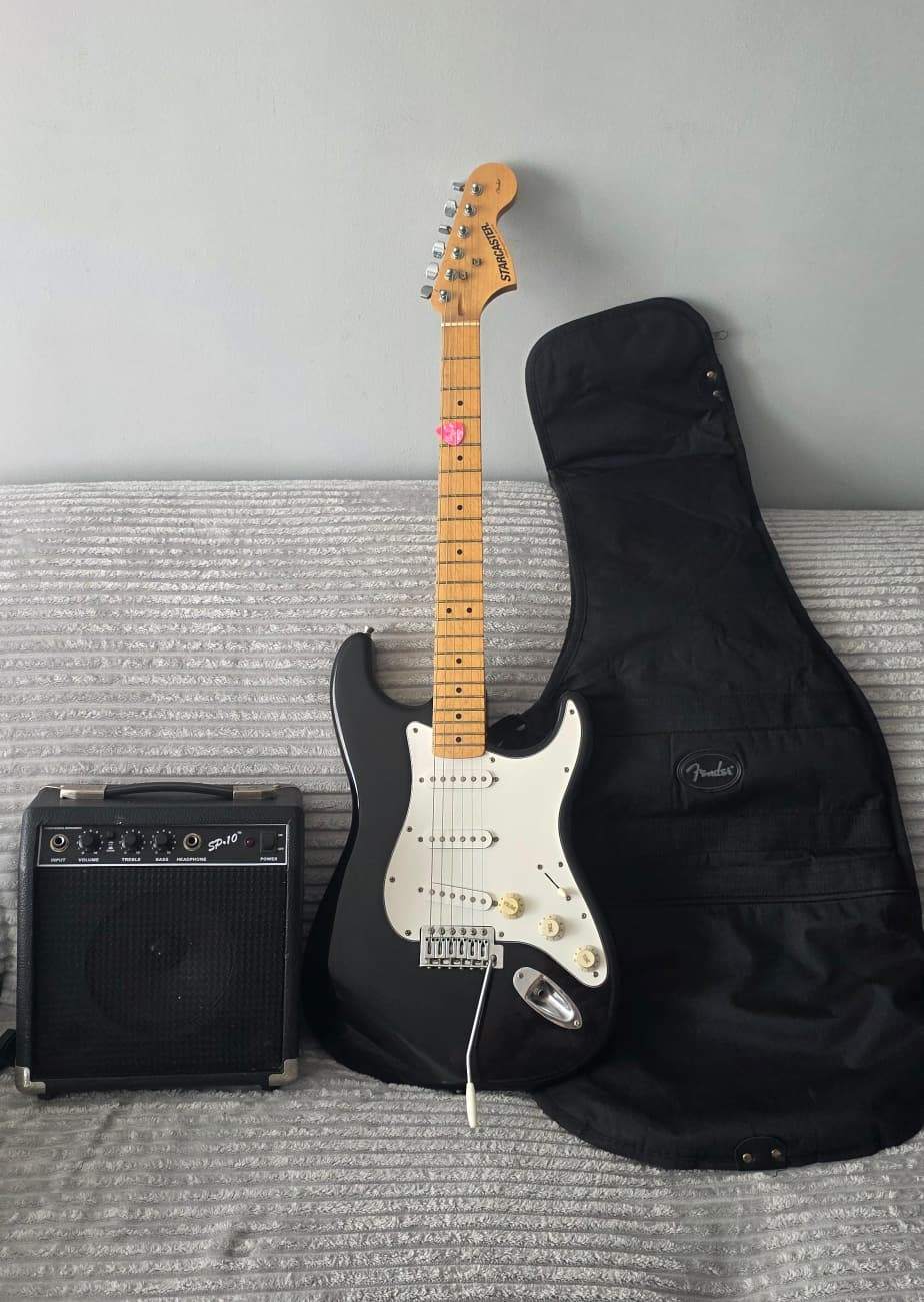 Electric Guitar with Amplifier & Case – Black Starcaster