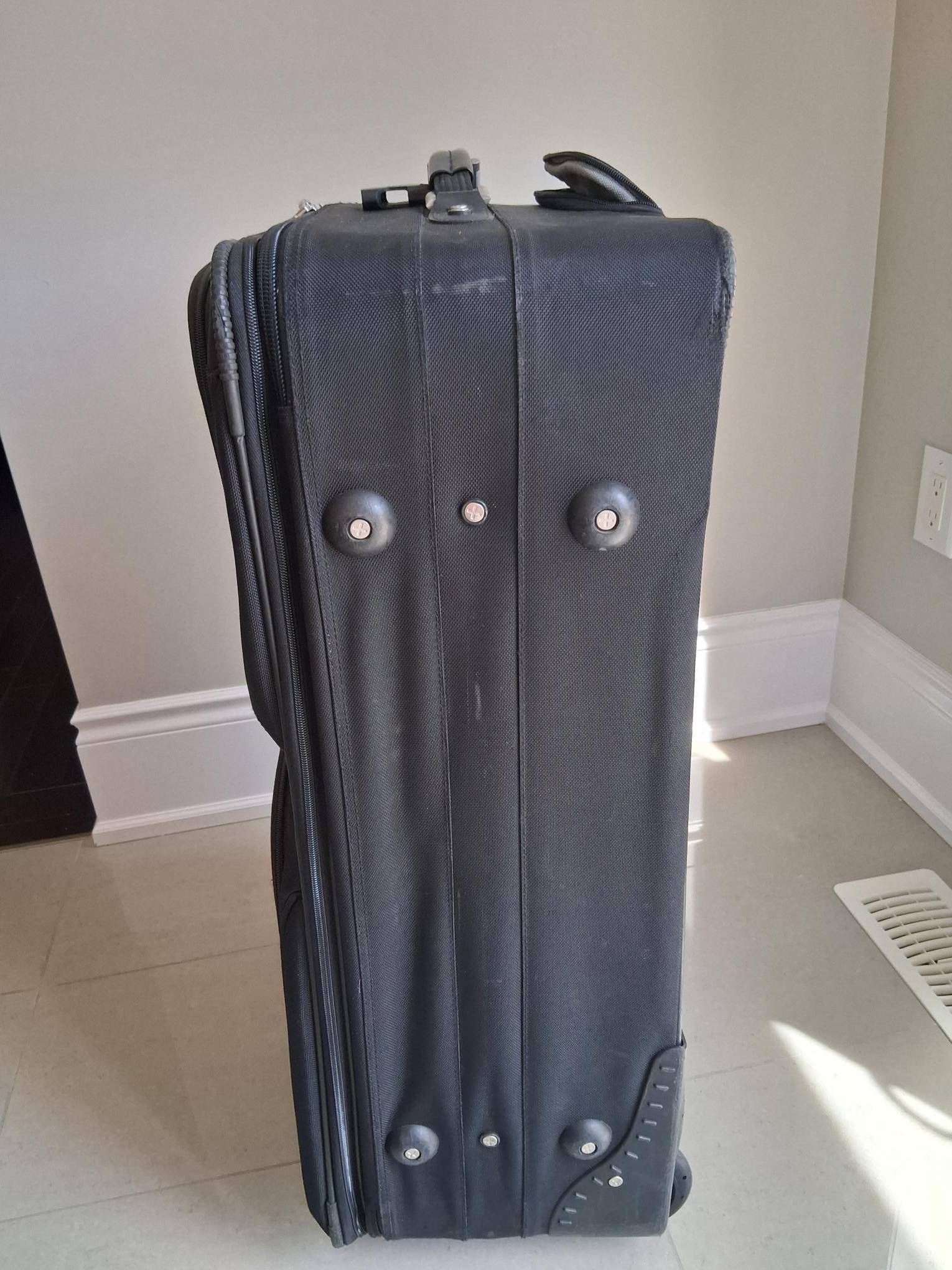 American Tourister Black Rolling 30" Suitcase - photo 4