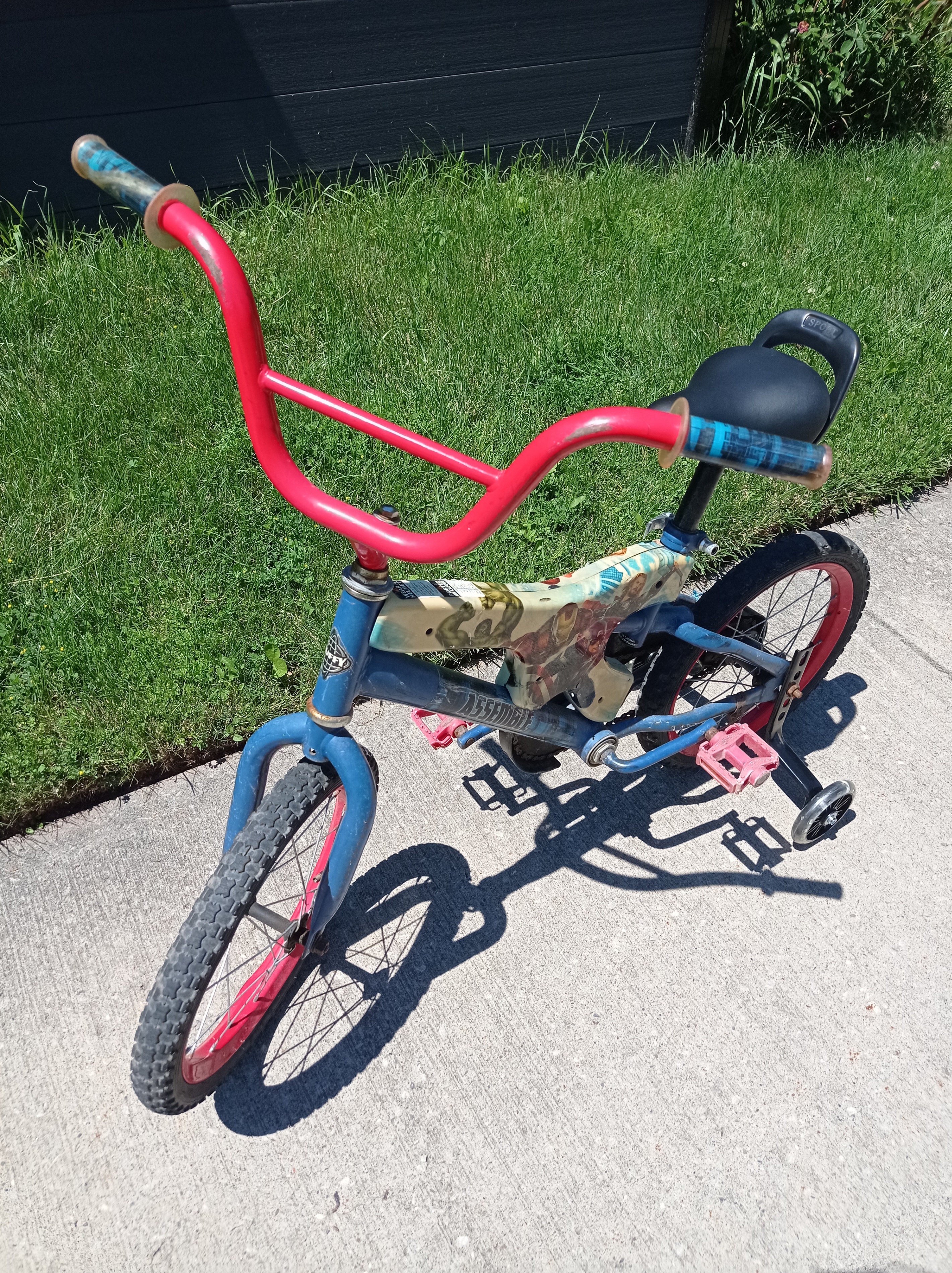 16” Huffy Avengers Kids Bike w/ Brand New Seat & Training Wheels - photo 3
