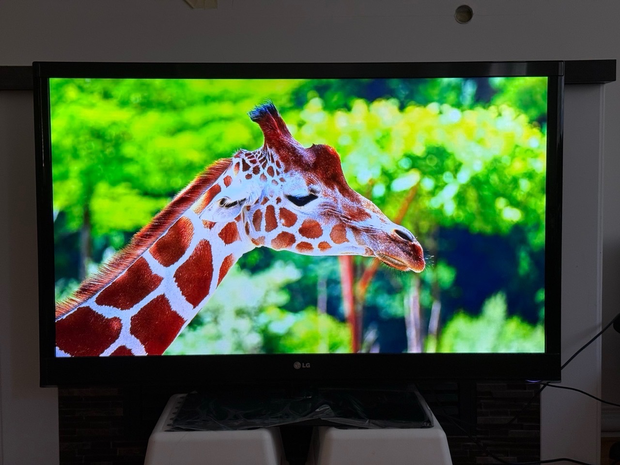 LG 47" Cinema 3D 1080p LED TV (Remote & 4x 3D Glasses) - photo 2