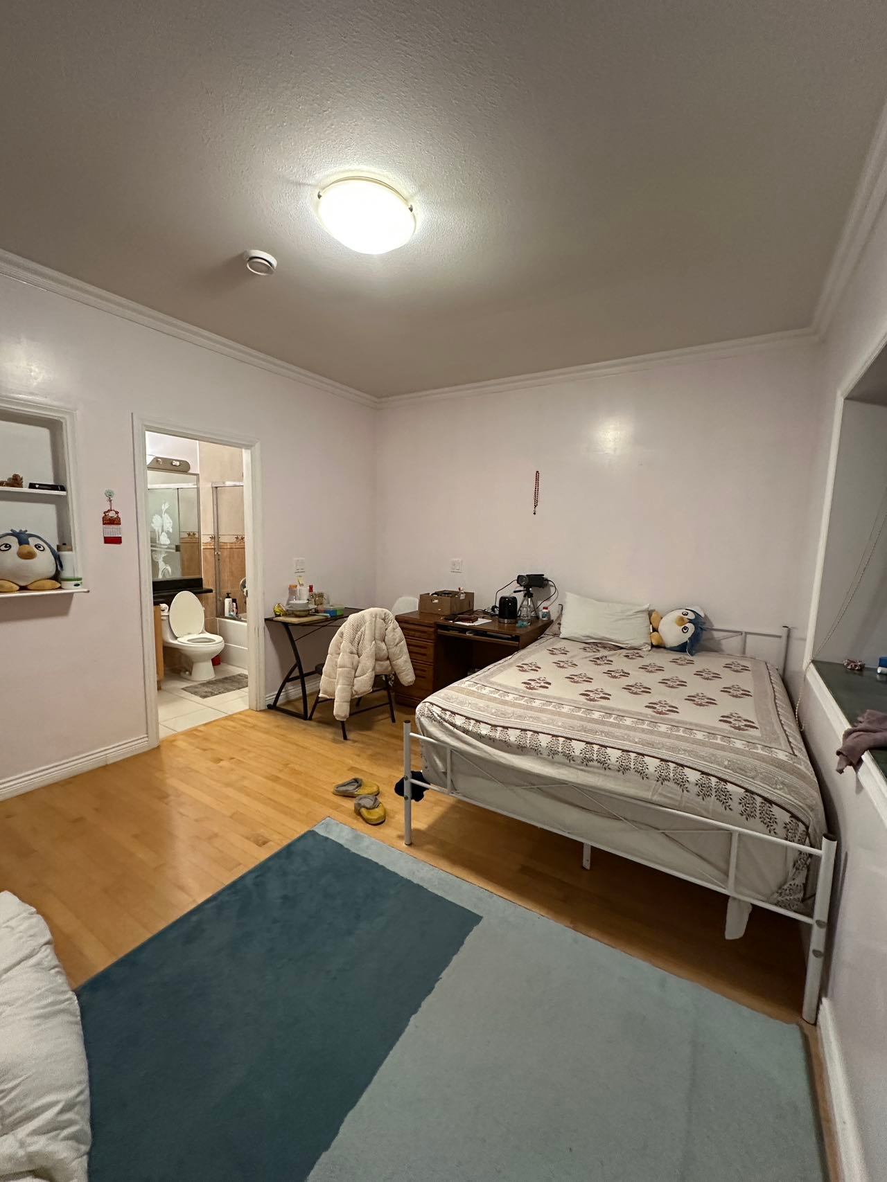 NEAR DOWNTOWN MASTER BEDROOM PRIVATE WASHROOM GOOD FOR COUPLE - photo 3