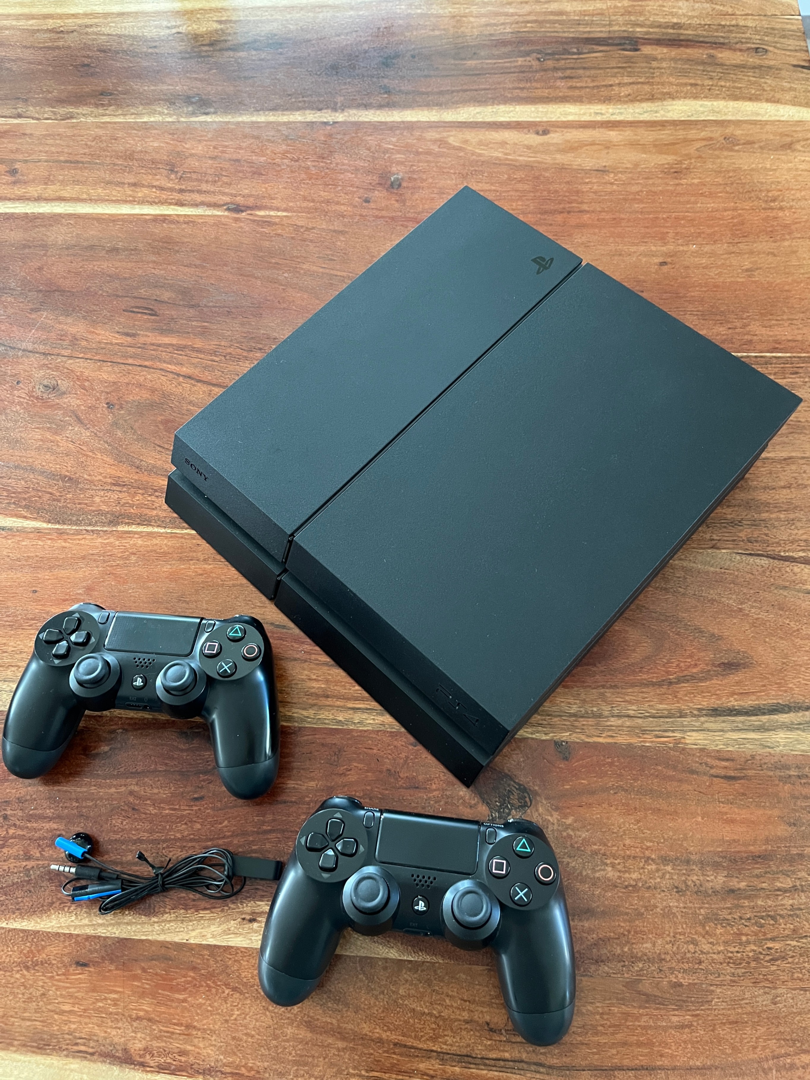 Sony PlayStation 4 (Original PS4) – 2 Controllers + 6 Games