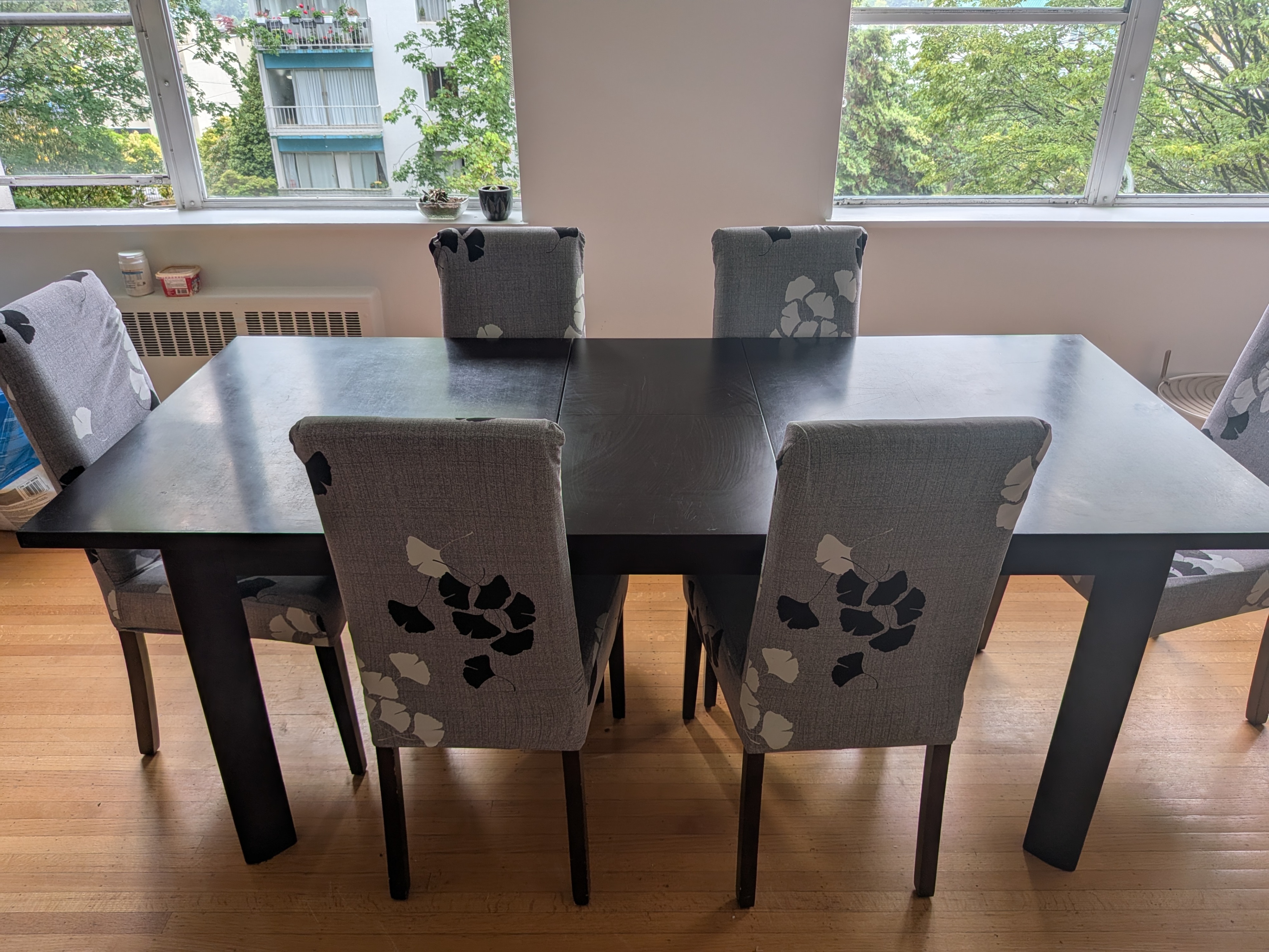 Expandable dinning set for 6
