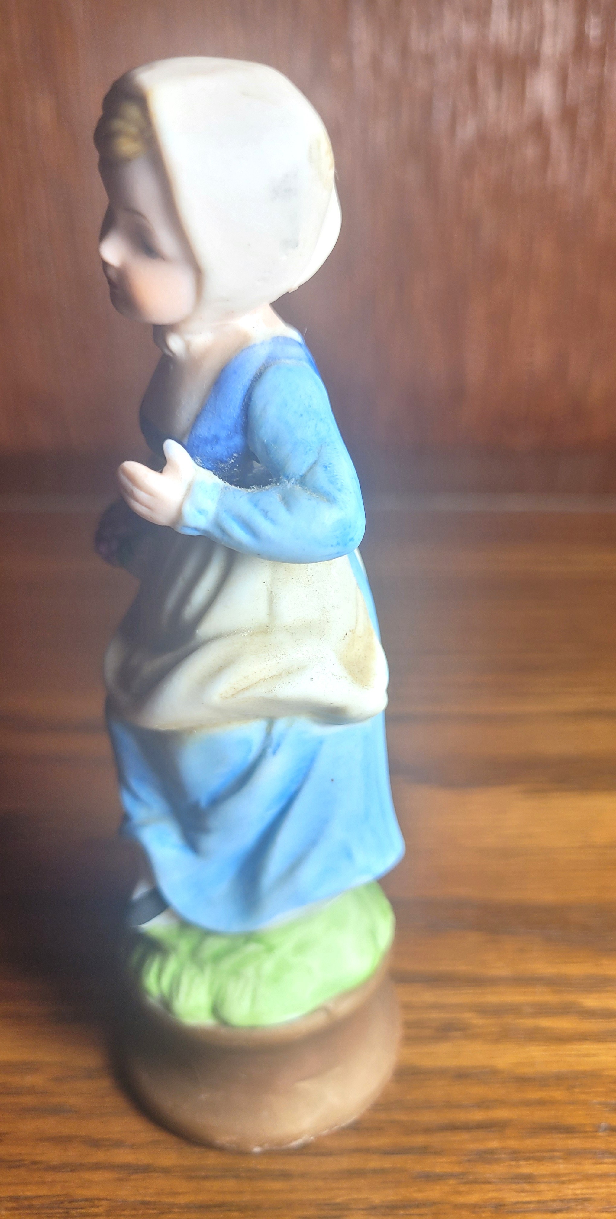 1954 Ardalt Japan Bisque Porcelain Girl with Grapes Figurine - photo 3