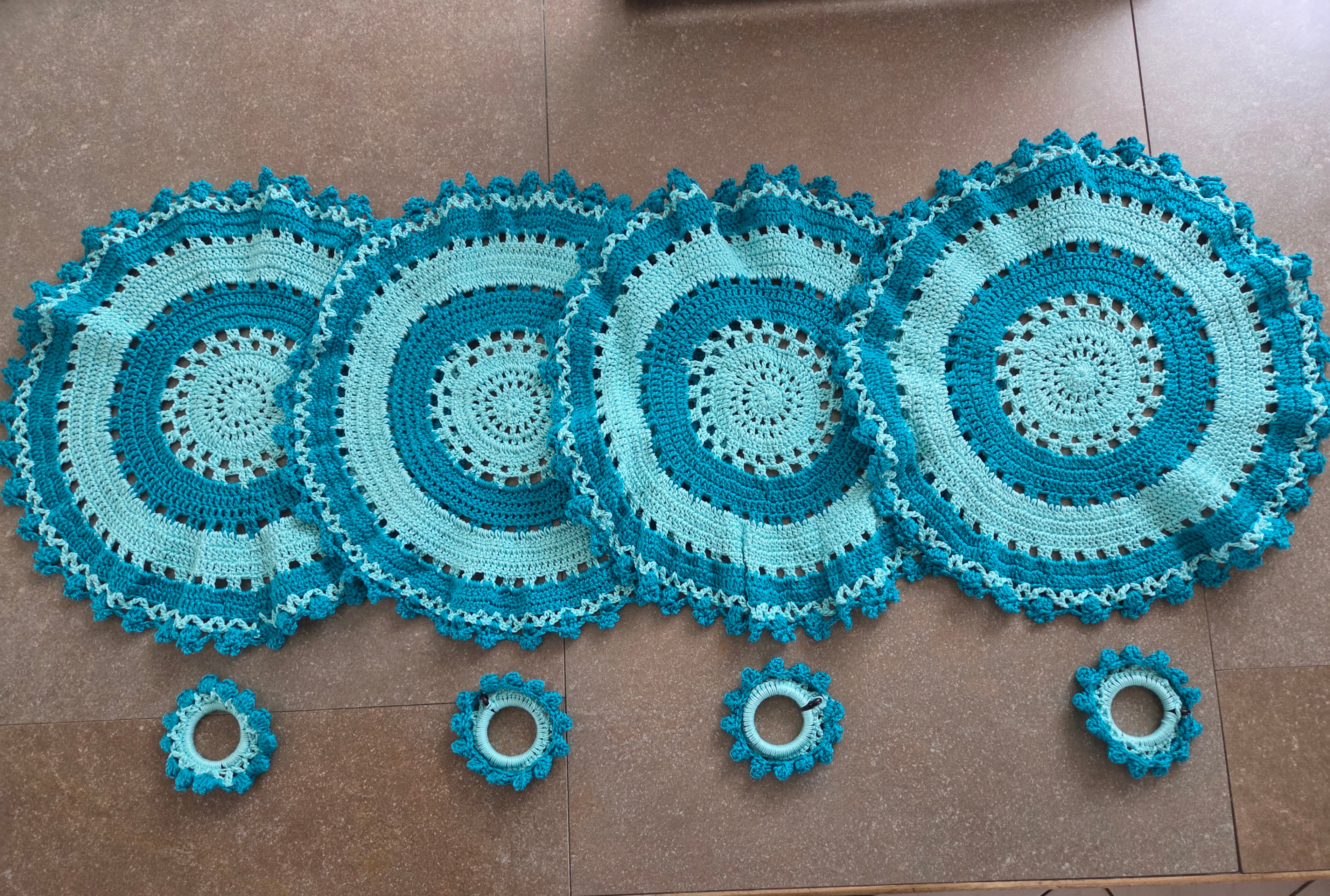 4pc crochet placemats w/ matching napkin rings (Circular)