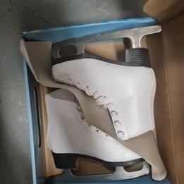 Girls’ Figure Skates – Size Y10