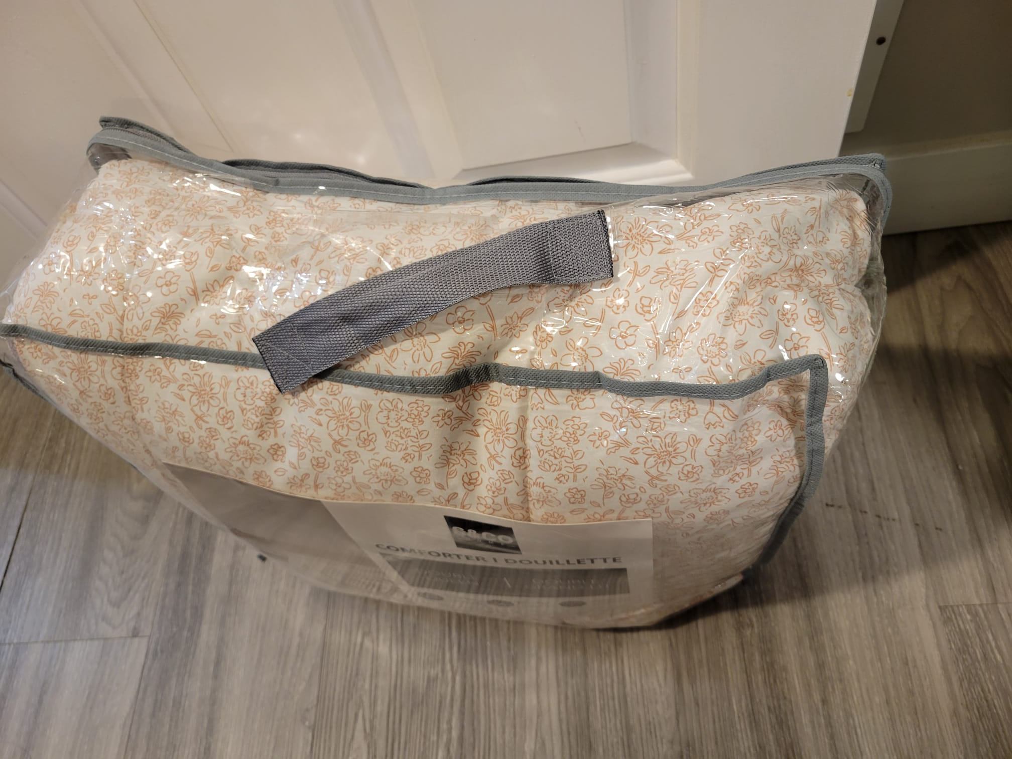 Brand New S&CO Home Double/Queen Comforter - photo 5