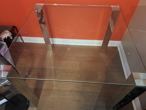 Free glass table