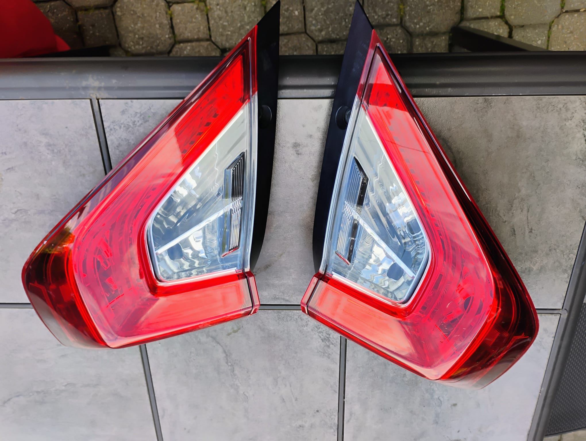 OEM  2016-20 Honda Civic-Sedan Rear light assemb