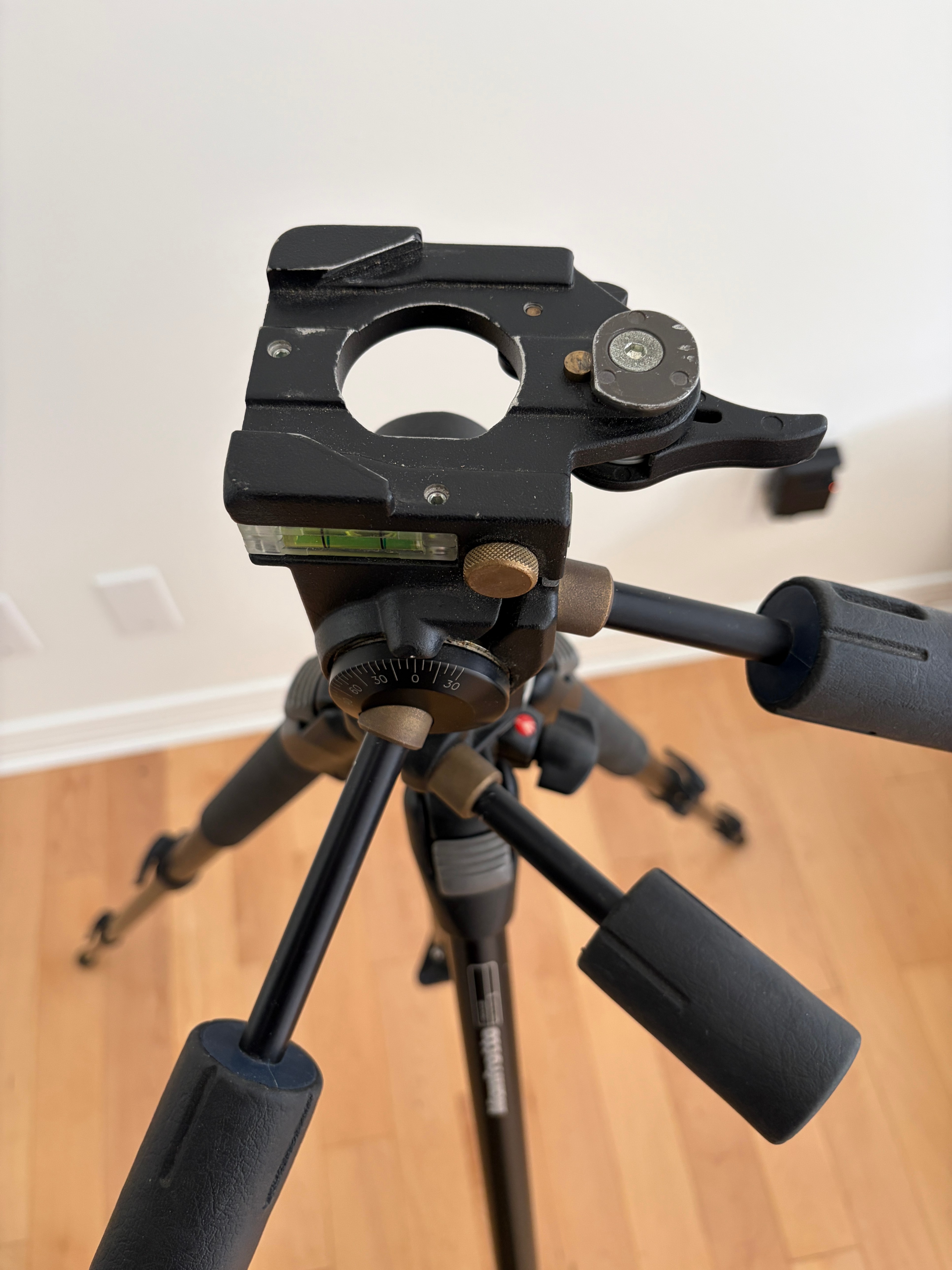 Manfrotto 190CLB Tripod with 3275 Head and 360 Panoramic head - photo 3