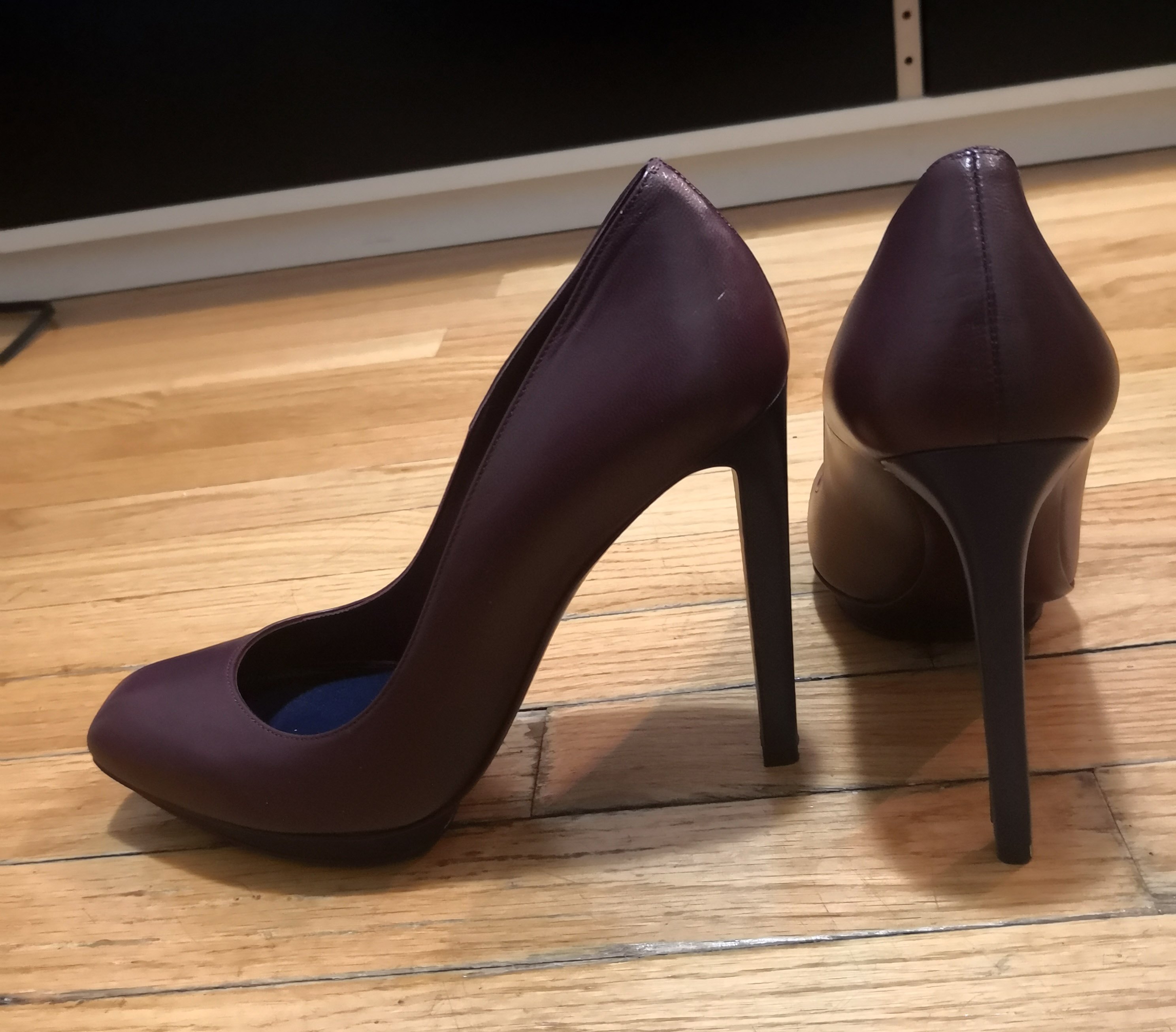 BRAND NEW McQueen Pumps, size 9 - photo 2