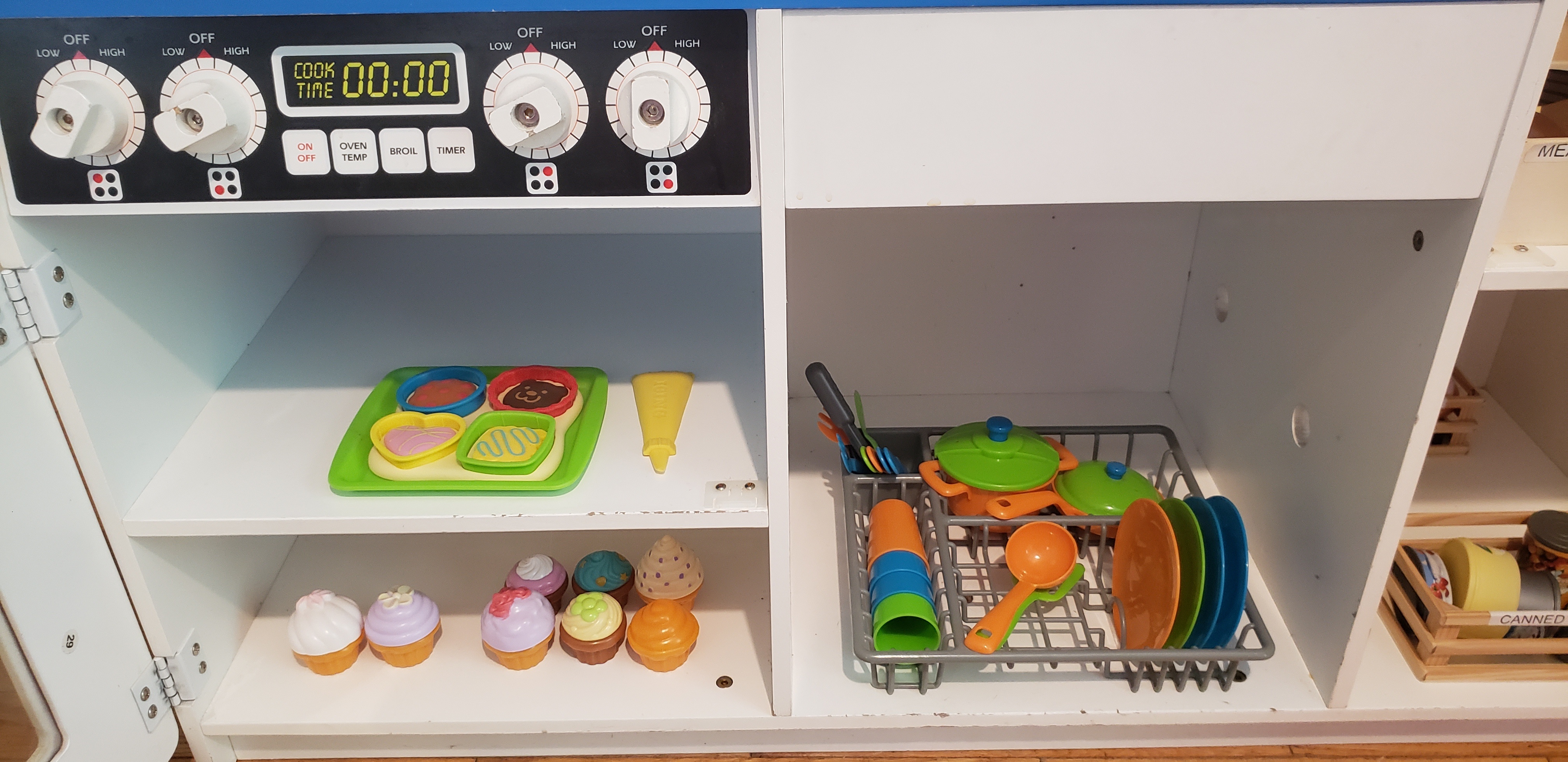 Melissa & Doug Wooden Play Kitchen with Accessories - photo 4