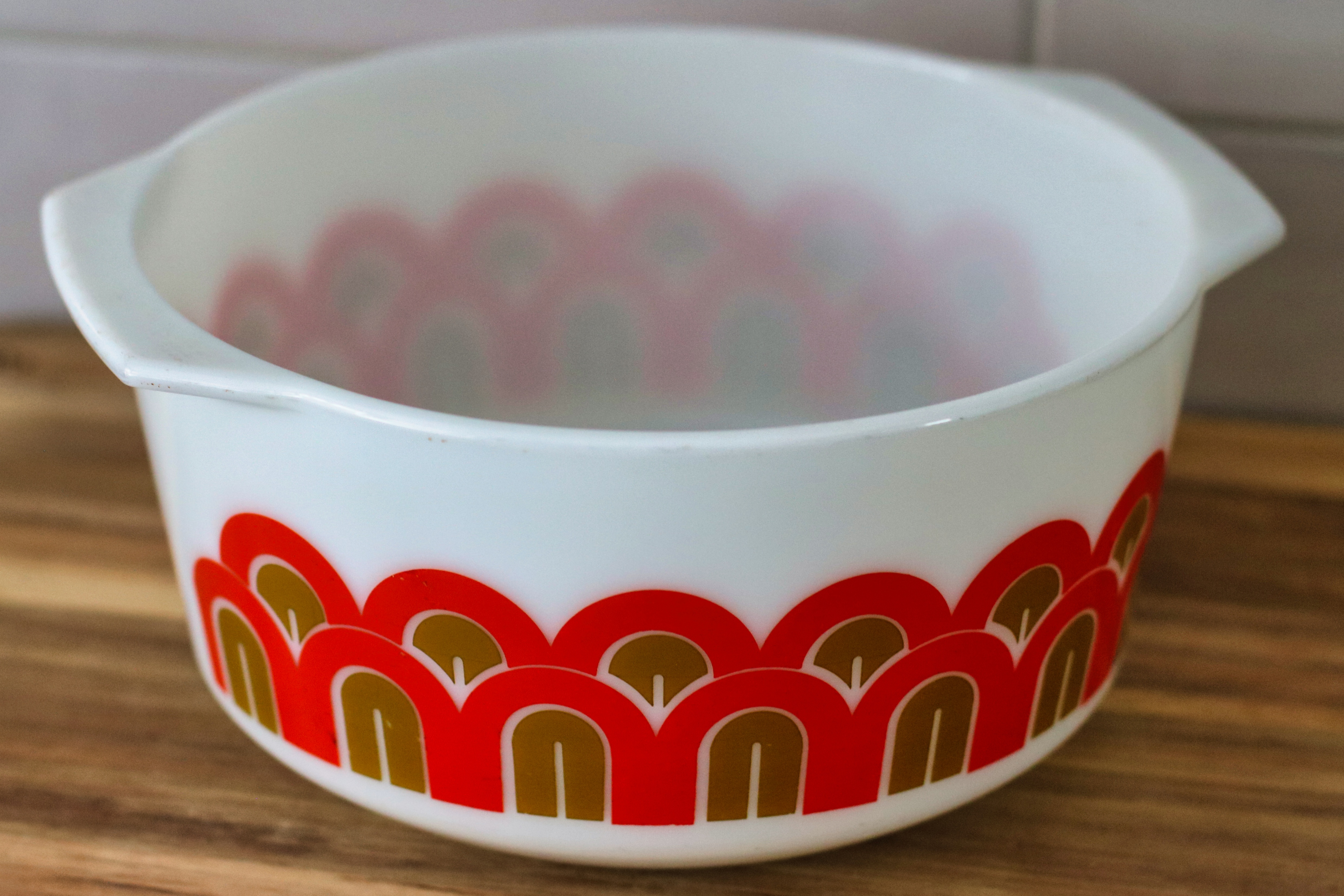 Vintage Pyrex arc-pattern red and golden brown medium bowl - photo 2
