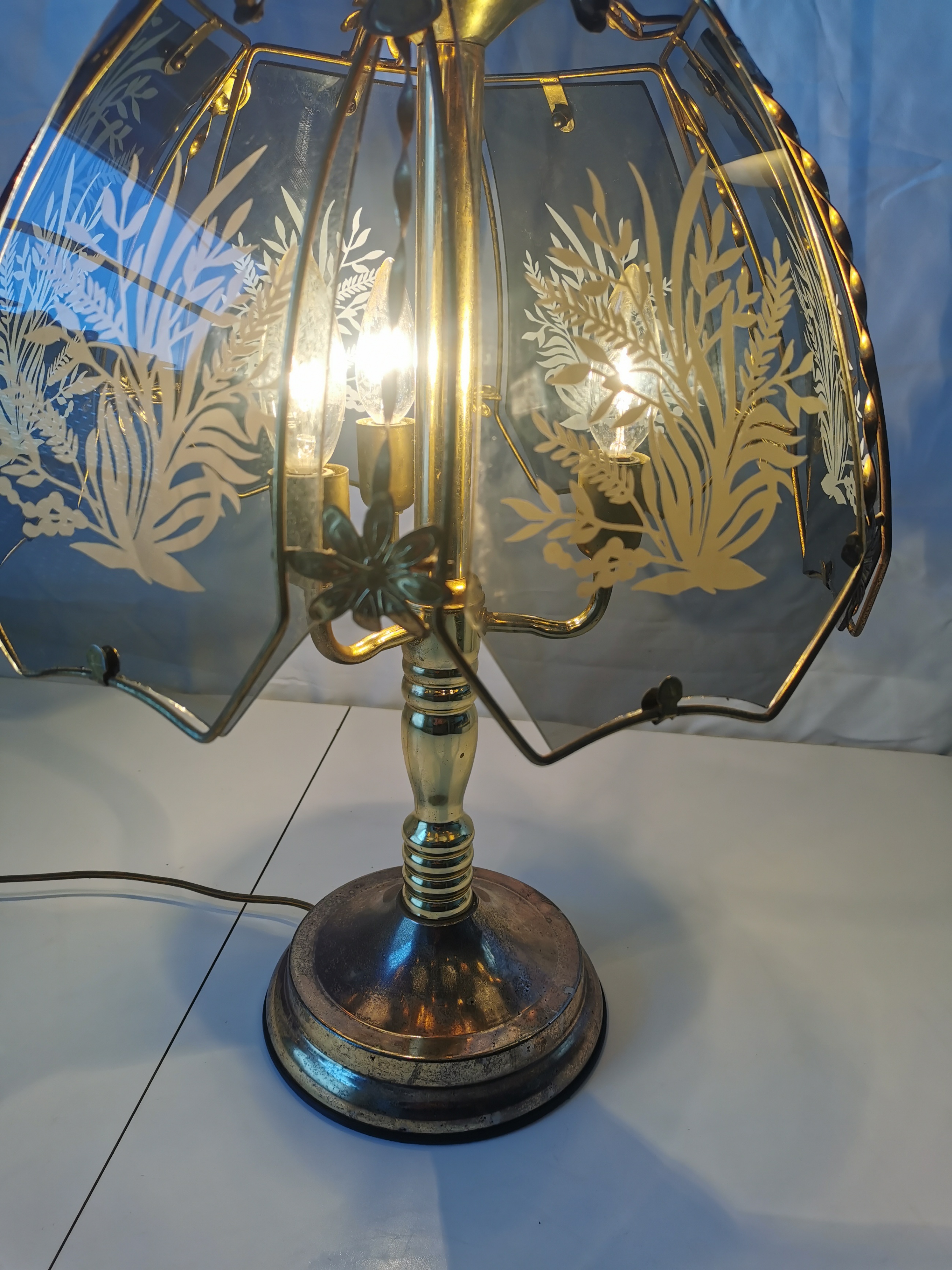1990s 3-Way Brass Touch Lamp with Etched Floral Glass Panels - photo 3