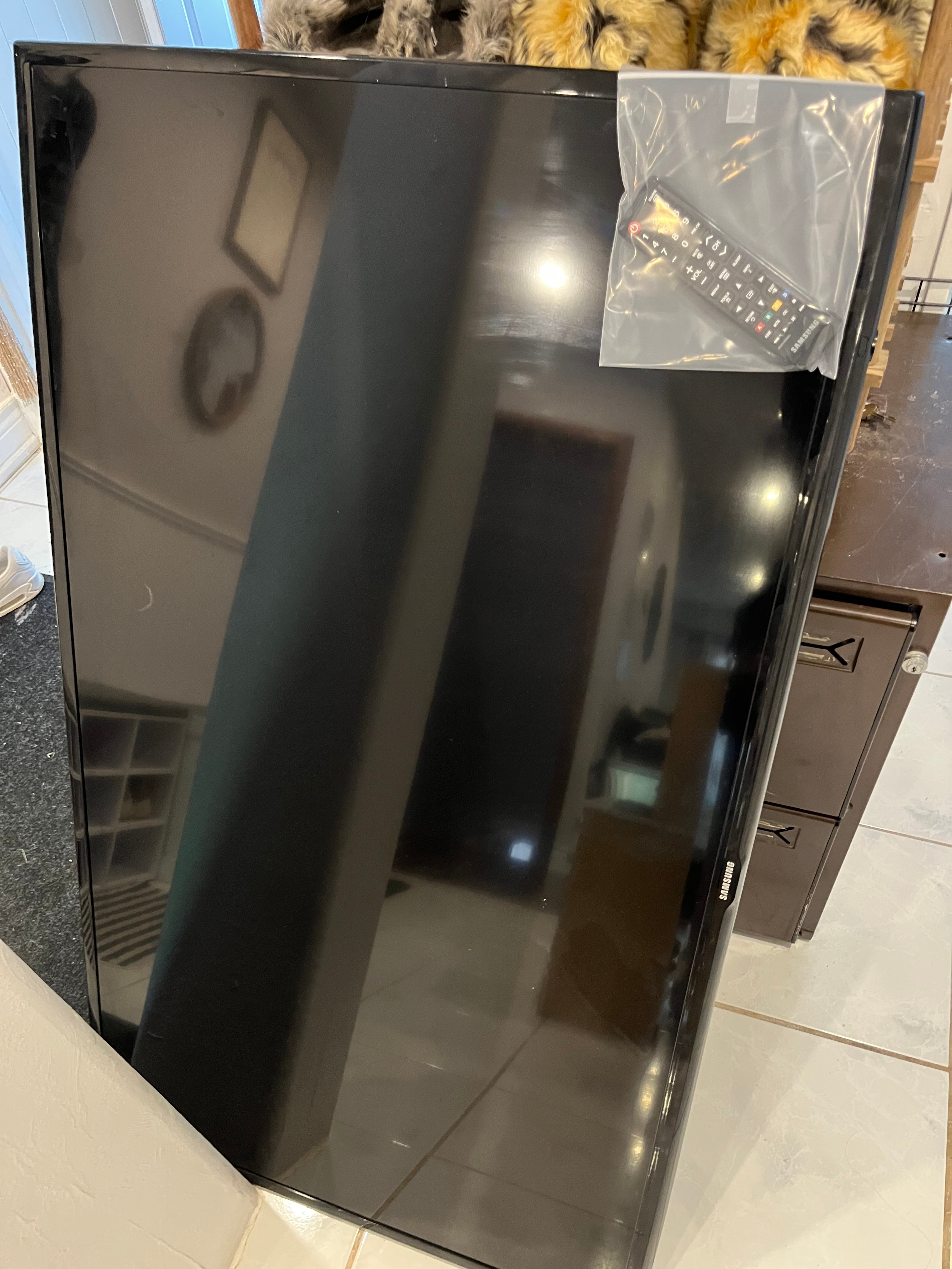 Samsung 55" Smart LED TV 1080p Full HD, 2 HDMI, Remote Included