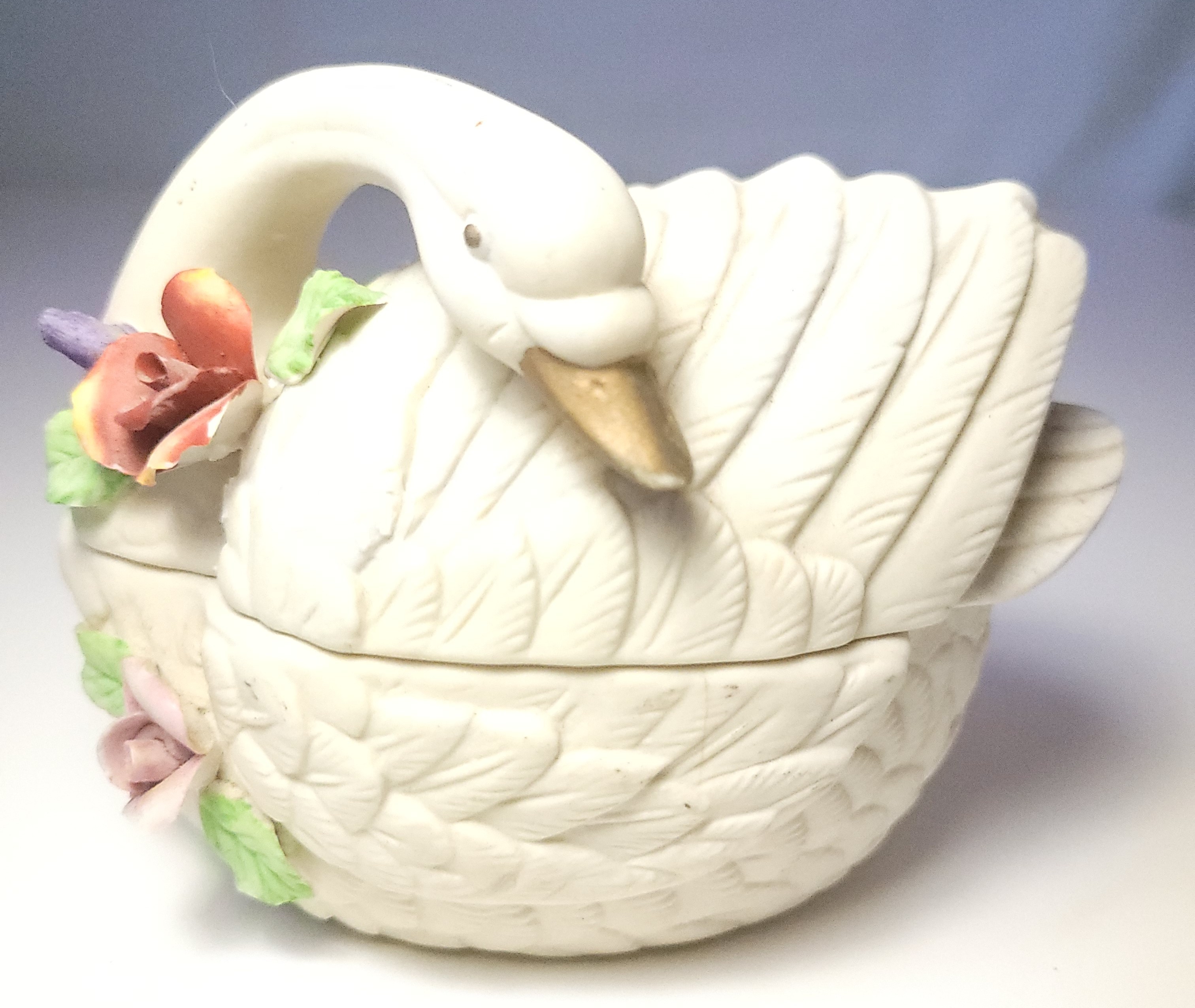 Giftcraft 1980s Porcelain Swan Trinket Box Taiwan