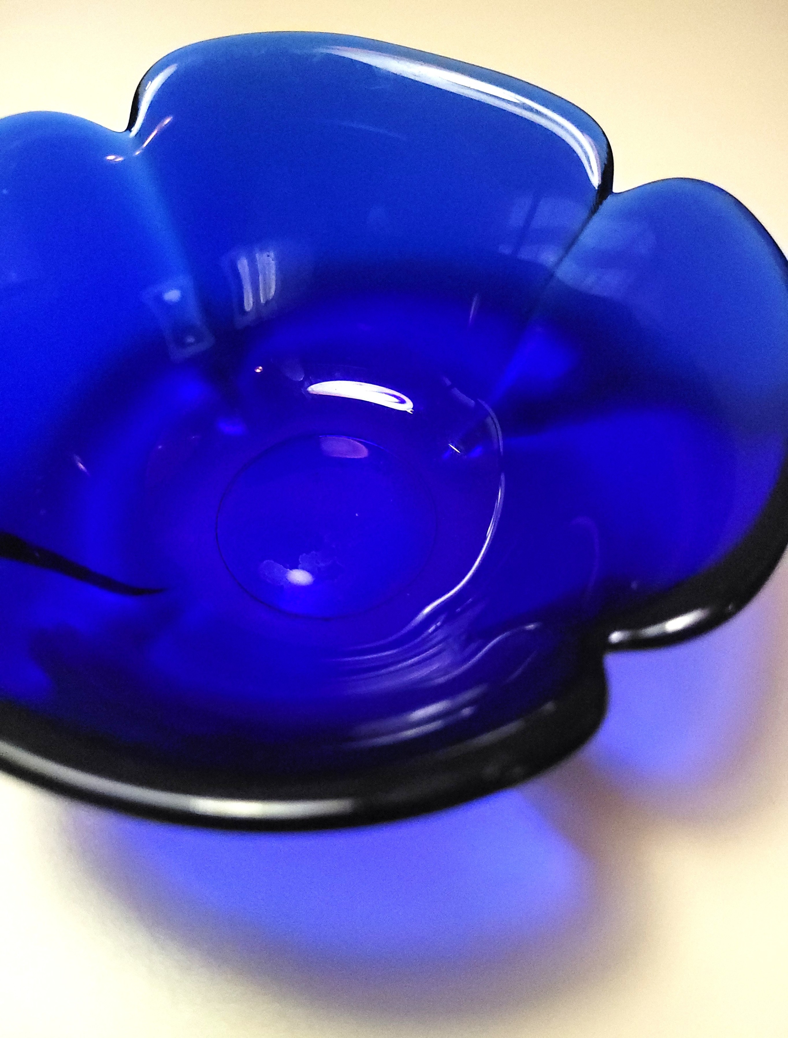 1974 Cobalt Blue Art Glass 4-Lobe Flower Lotus Bowl Small - photo 3