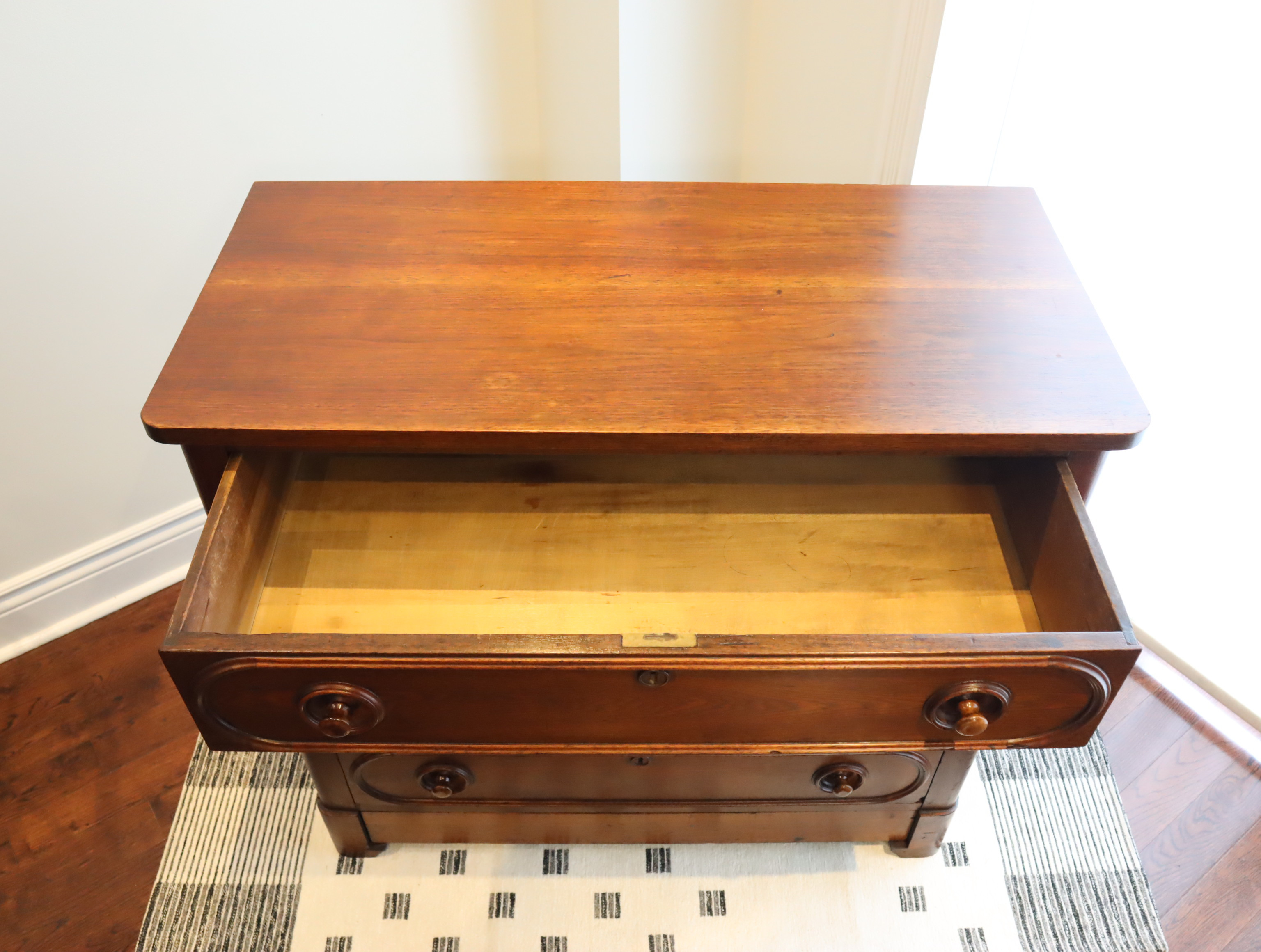Late Victorian Walnut 4 Drawer Dresser Plus Hidden Drawer - photo 4