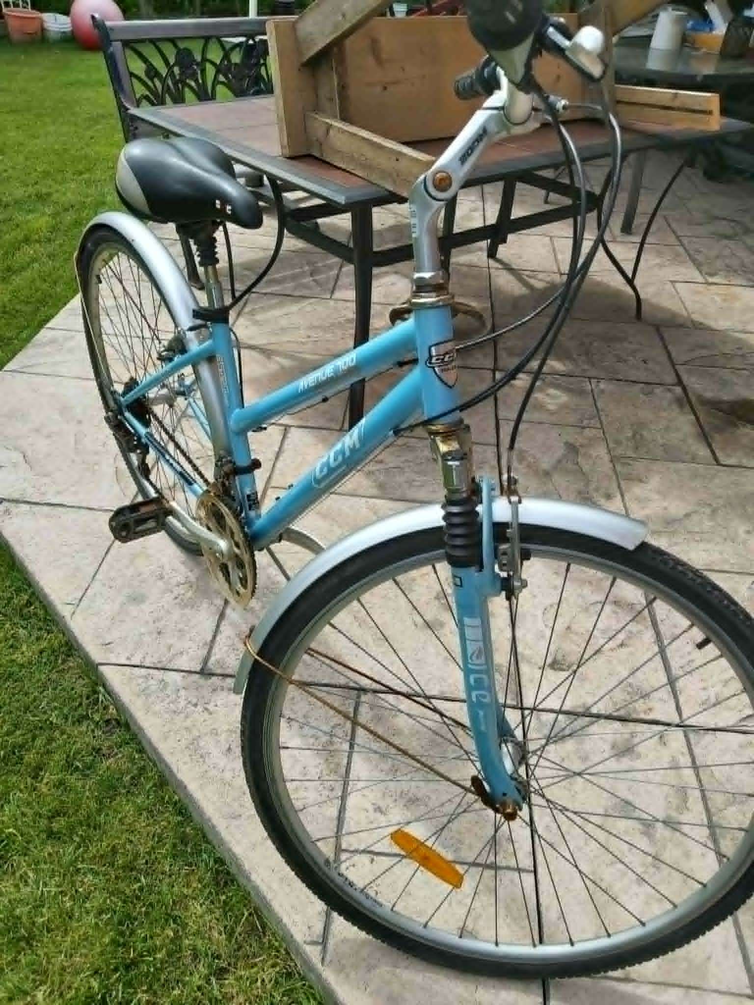 Classic CCM Avenue 700 Hybrid Bike