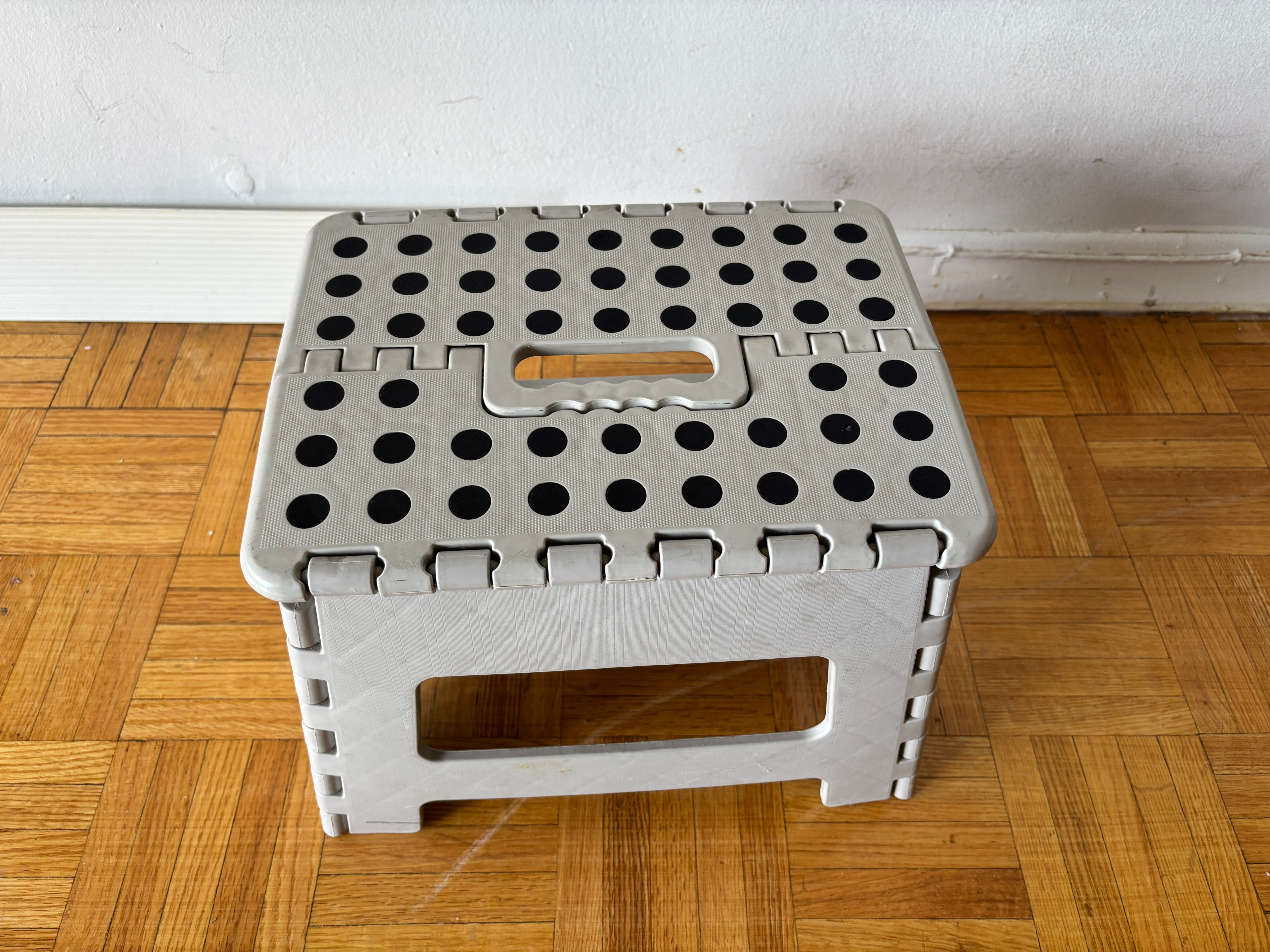 Foldable stool