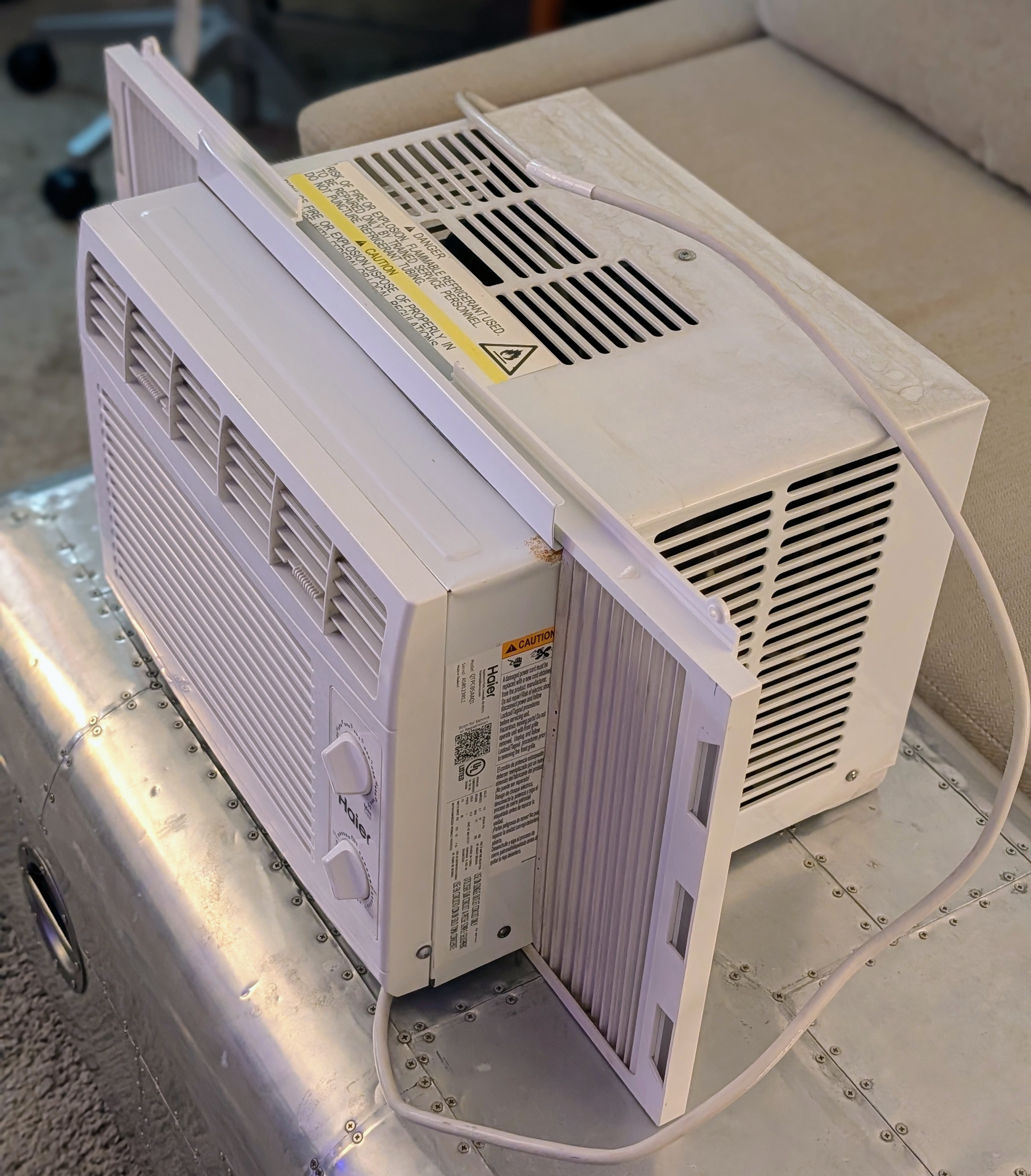 Haier 5,000 BTU Window Air Conditioner Works Great, blows Cold! - photo 2