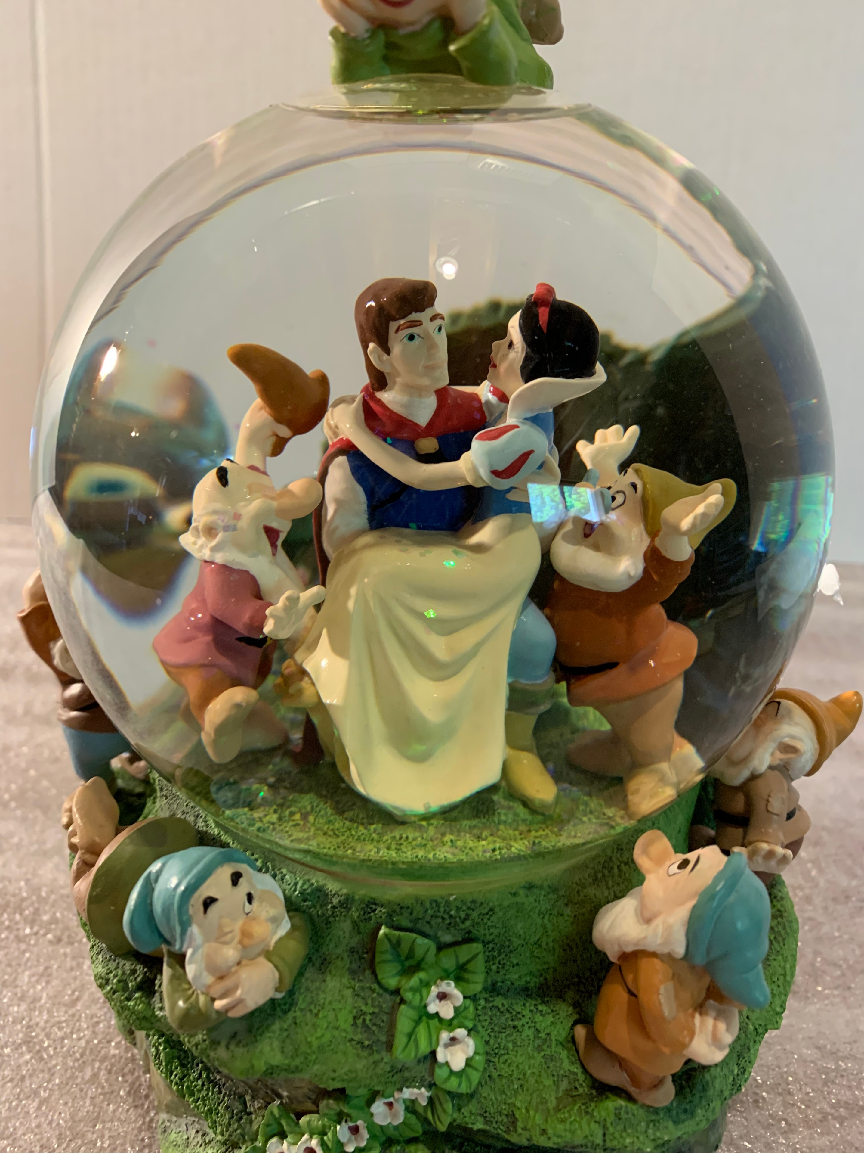Disney Snow White & 7 Dwarf Musical Snow Globe - photo 4